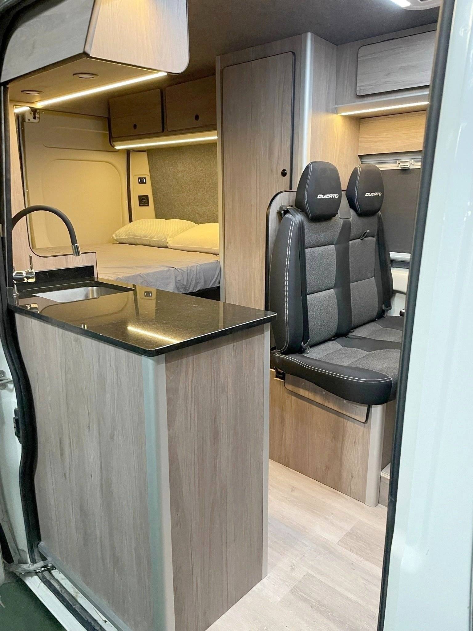 Front view from 3/4 Peugeot Peugeot Boxer L2H2 - Yescapa