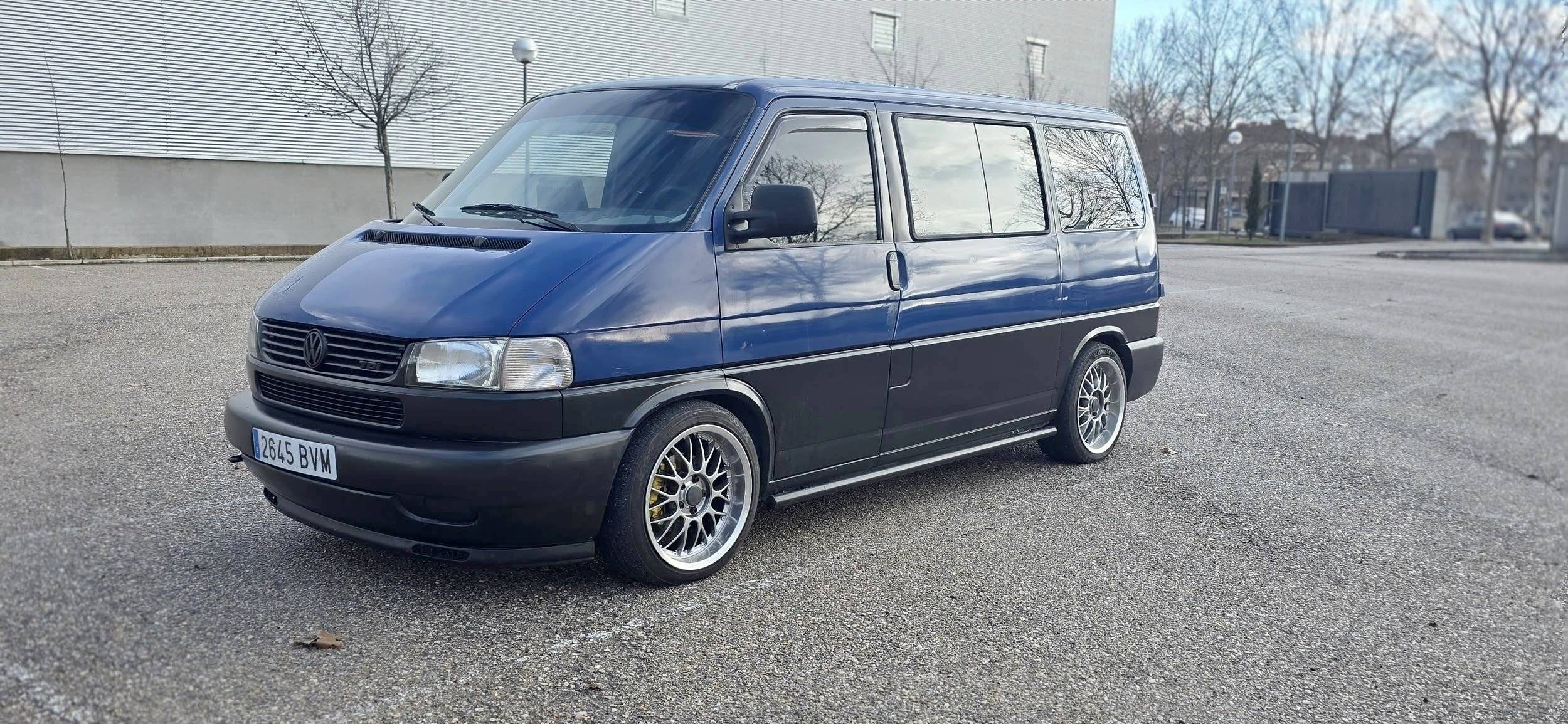 Front view from 3/4 Volkswagen Transporter T4 Multivan - Yescapa