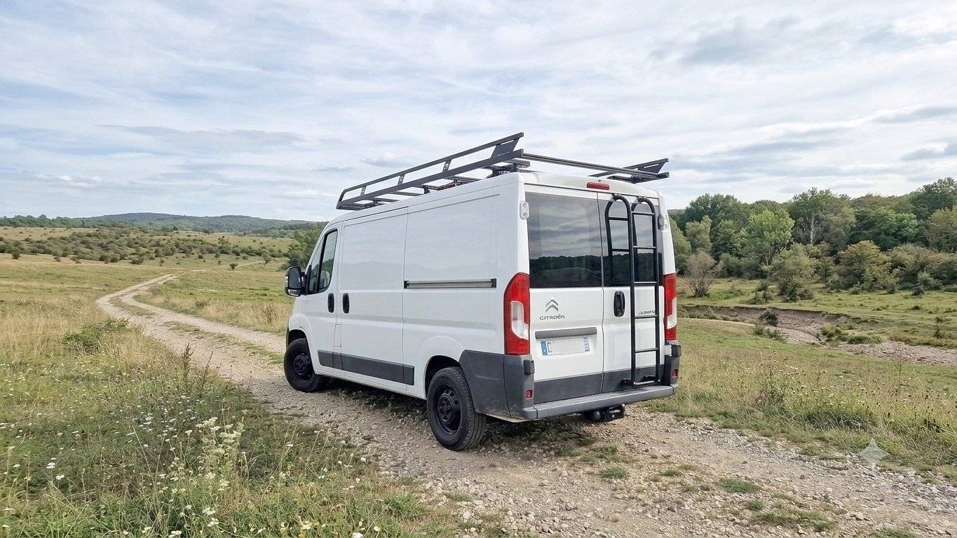 Front view from 3/4 Citroën Jumper 2,2 l 110 ch - Yescapa