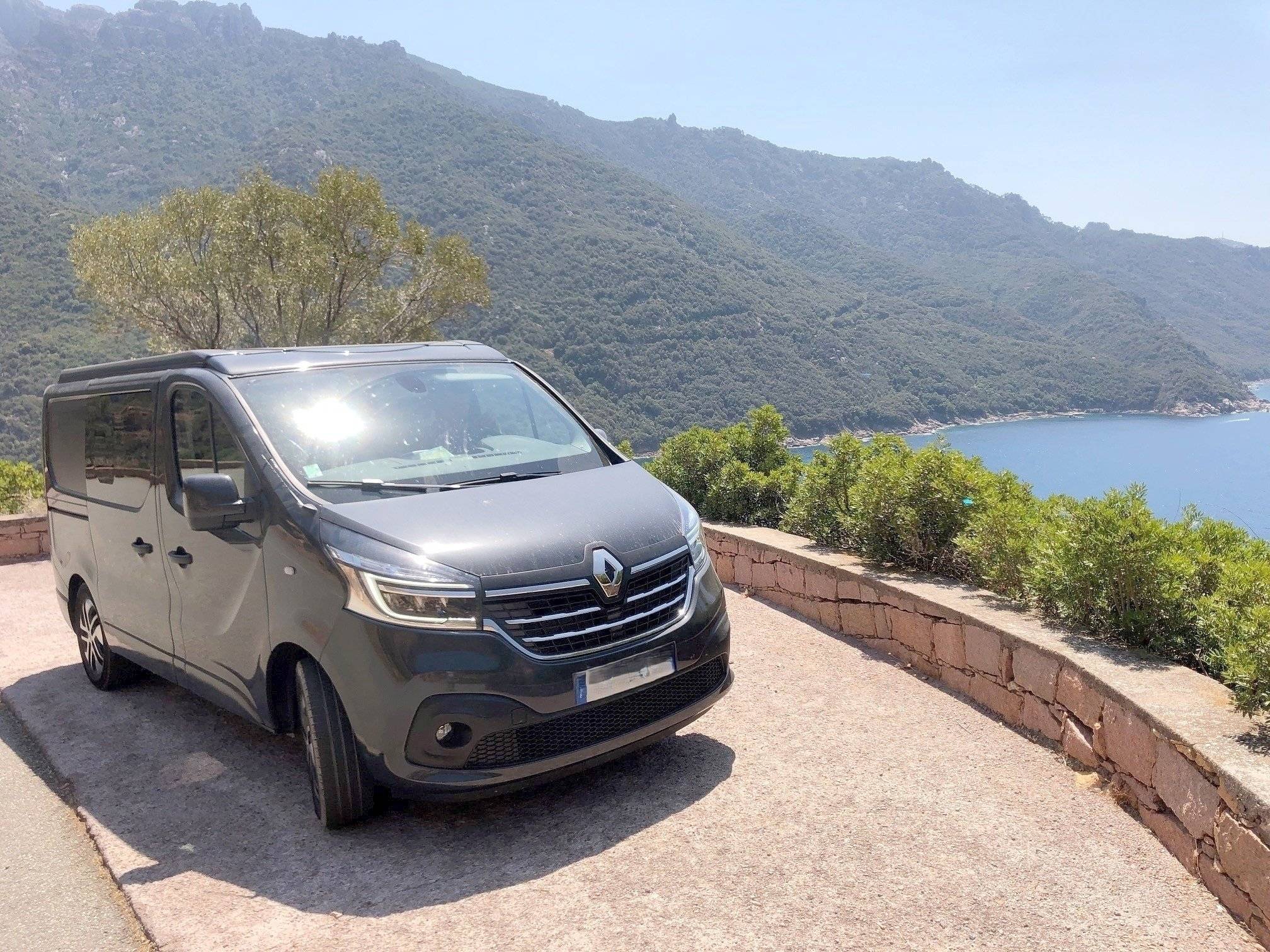 Front view from 3/4 Renault - Yescapa