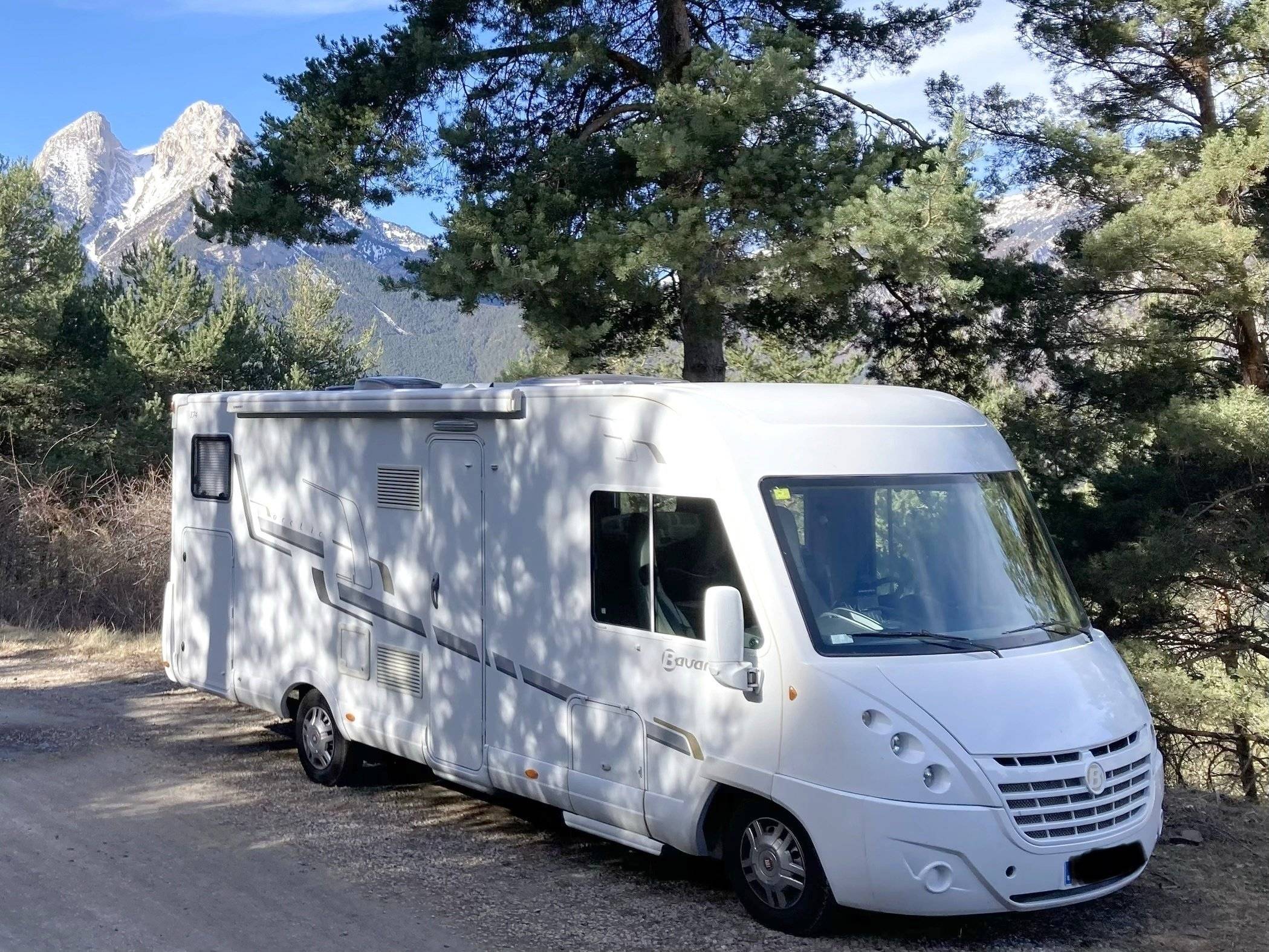 Front view from 3/4  - Yescapa
