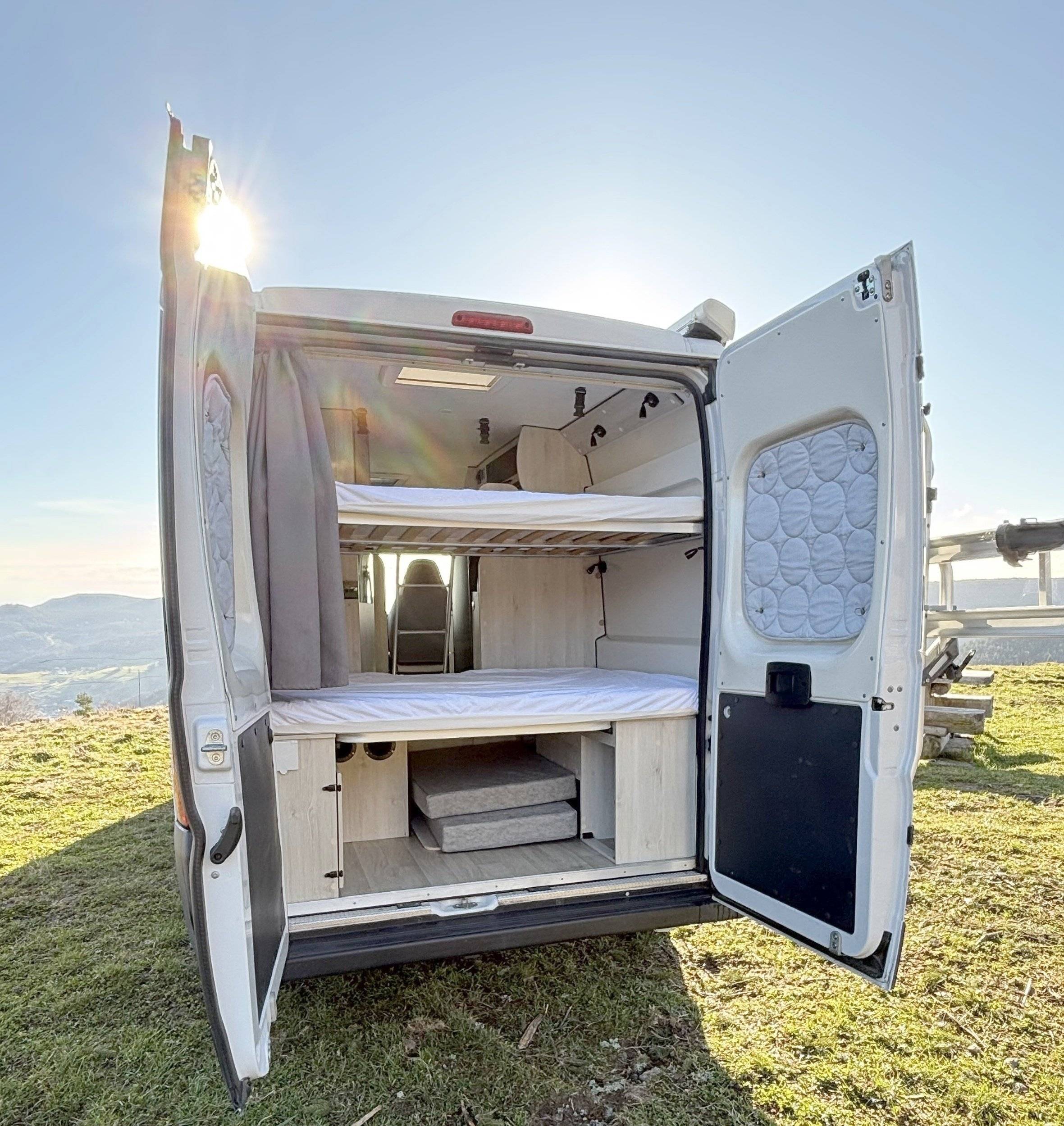 Vista part posterior del vehicle Fiat 2,3 l 130 ch - Yescapa