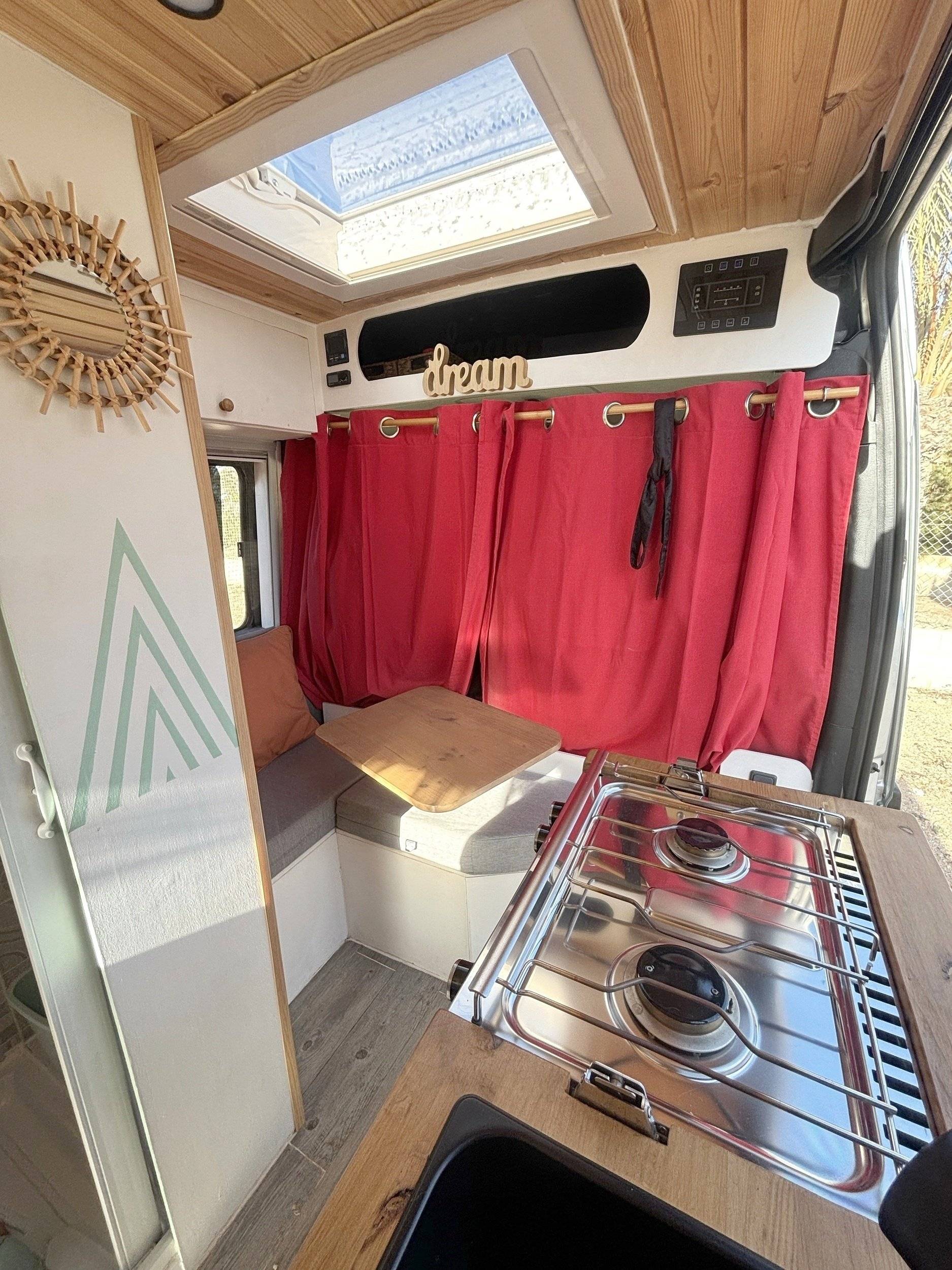 Dining Area Renault Master 2,3 l 125 ch - Yescapa