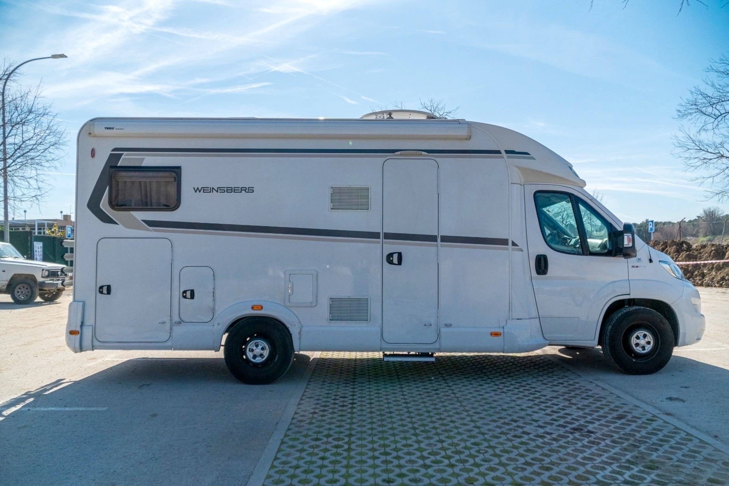 Vista frontale a ¾ Fiat Ducato 120 Multijet - Yescapa