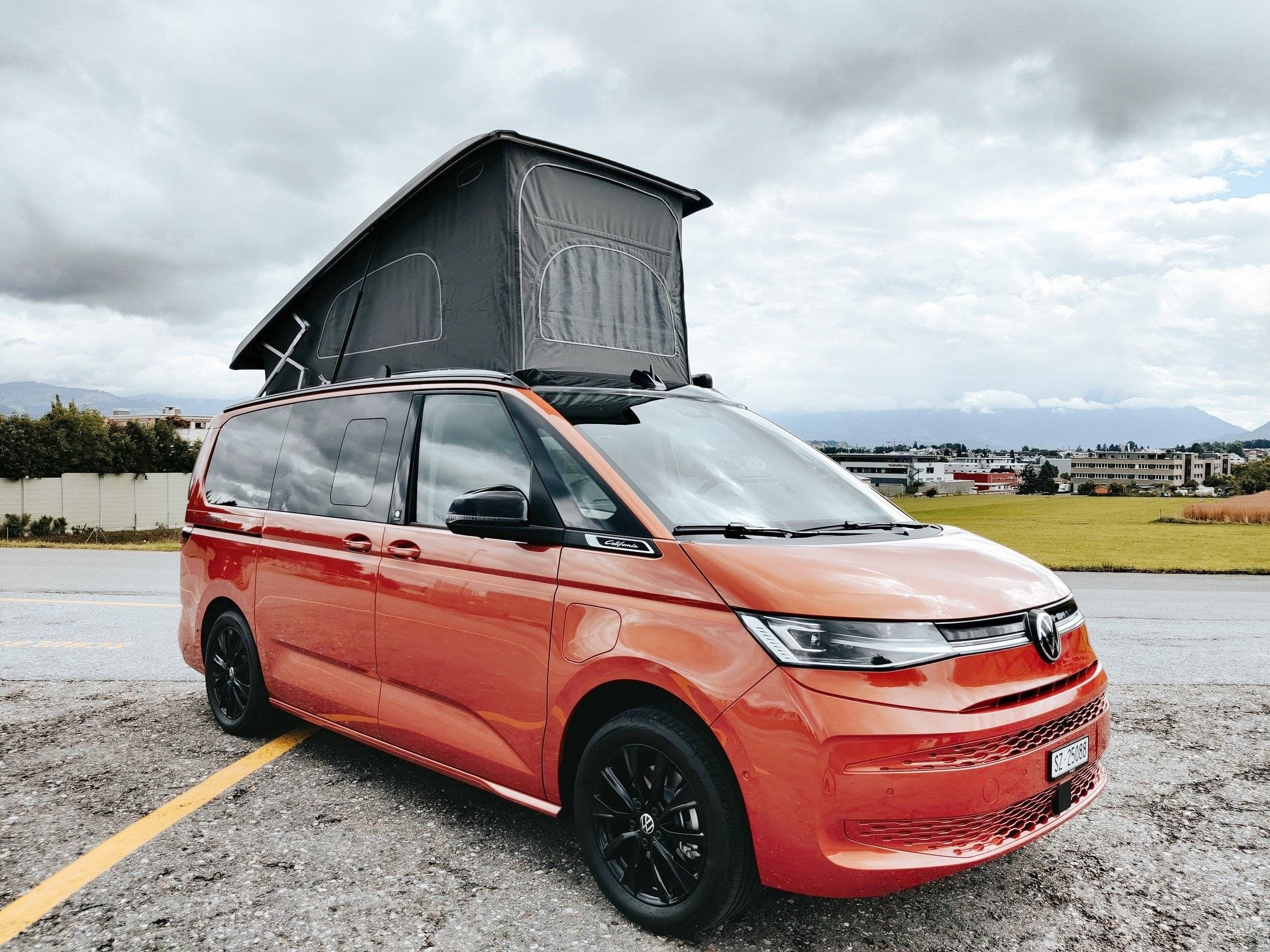 Vista del vehículo ángulo delantero Volkswagen T7 New California Ocean PHEV 4M - Yescapa