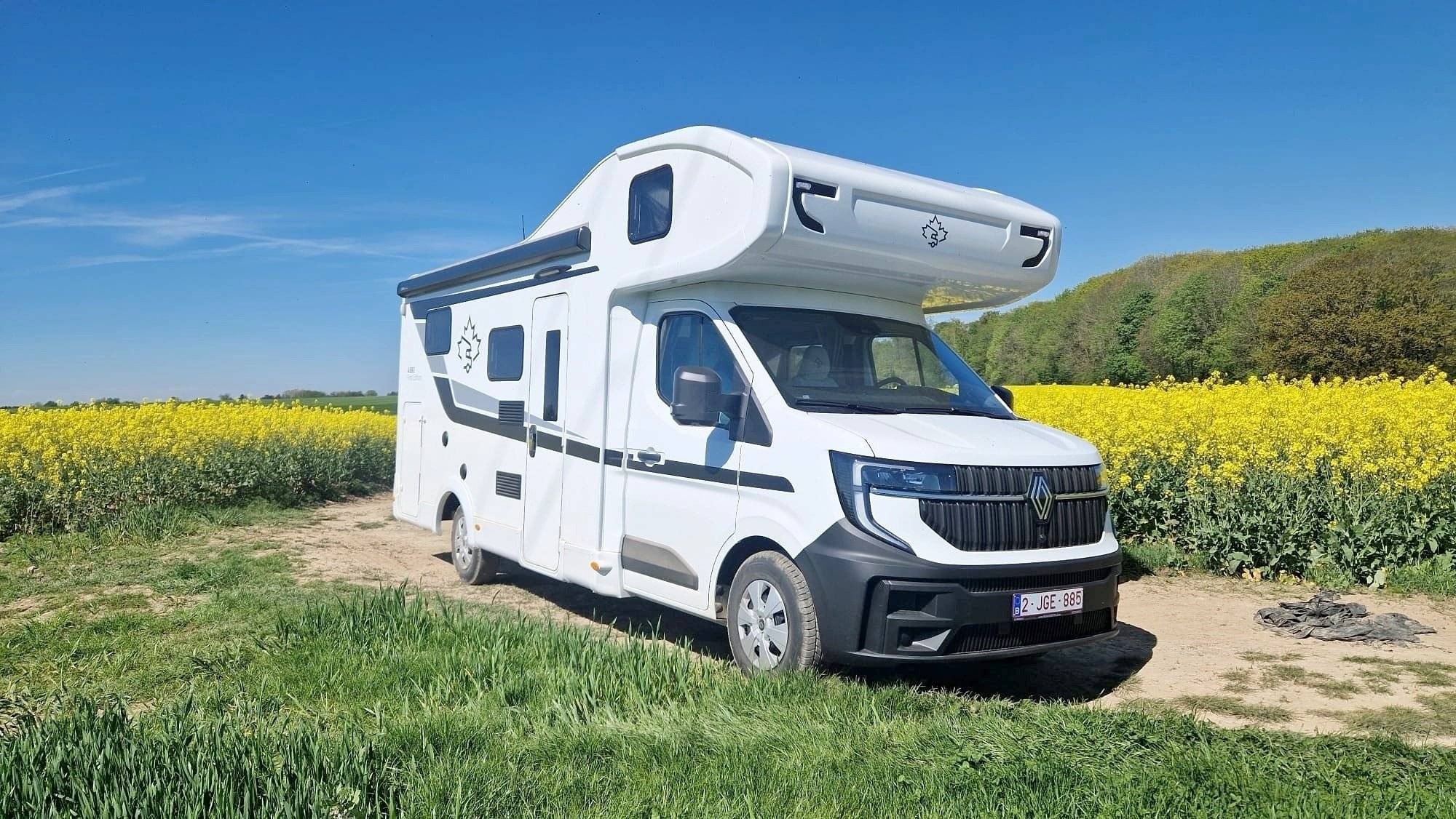 Front view from 3/4 Renault Master 3 - Yescapa