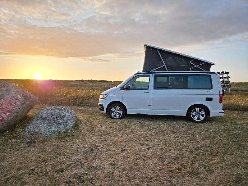 Vue avant de 3/4 Volkswagen Volkswagen T6.1 California OCEAN - Yescapa