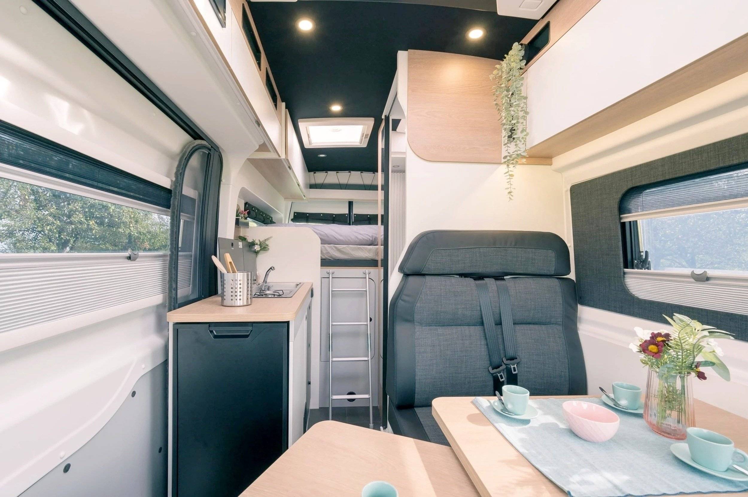 Dining Area Ford ford transit - Yescapa