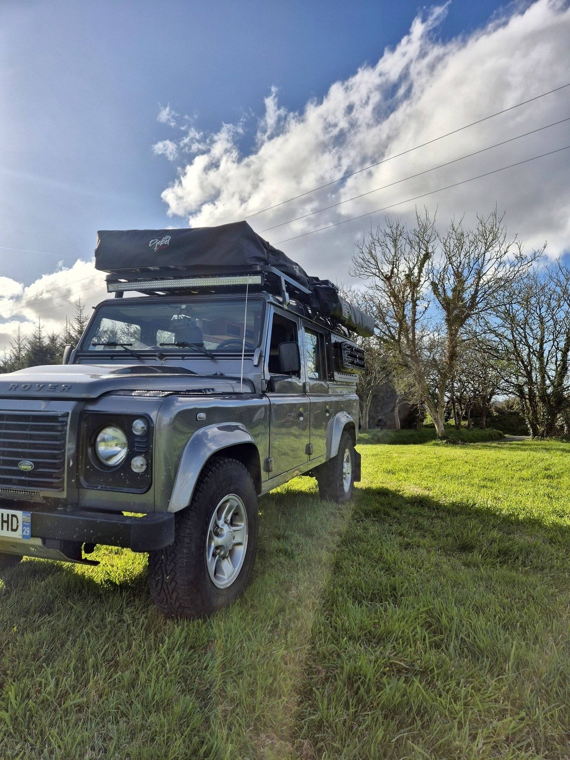schräge Vorderansicht land rover defender defender - Yescapa