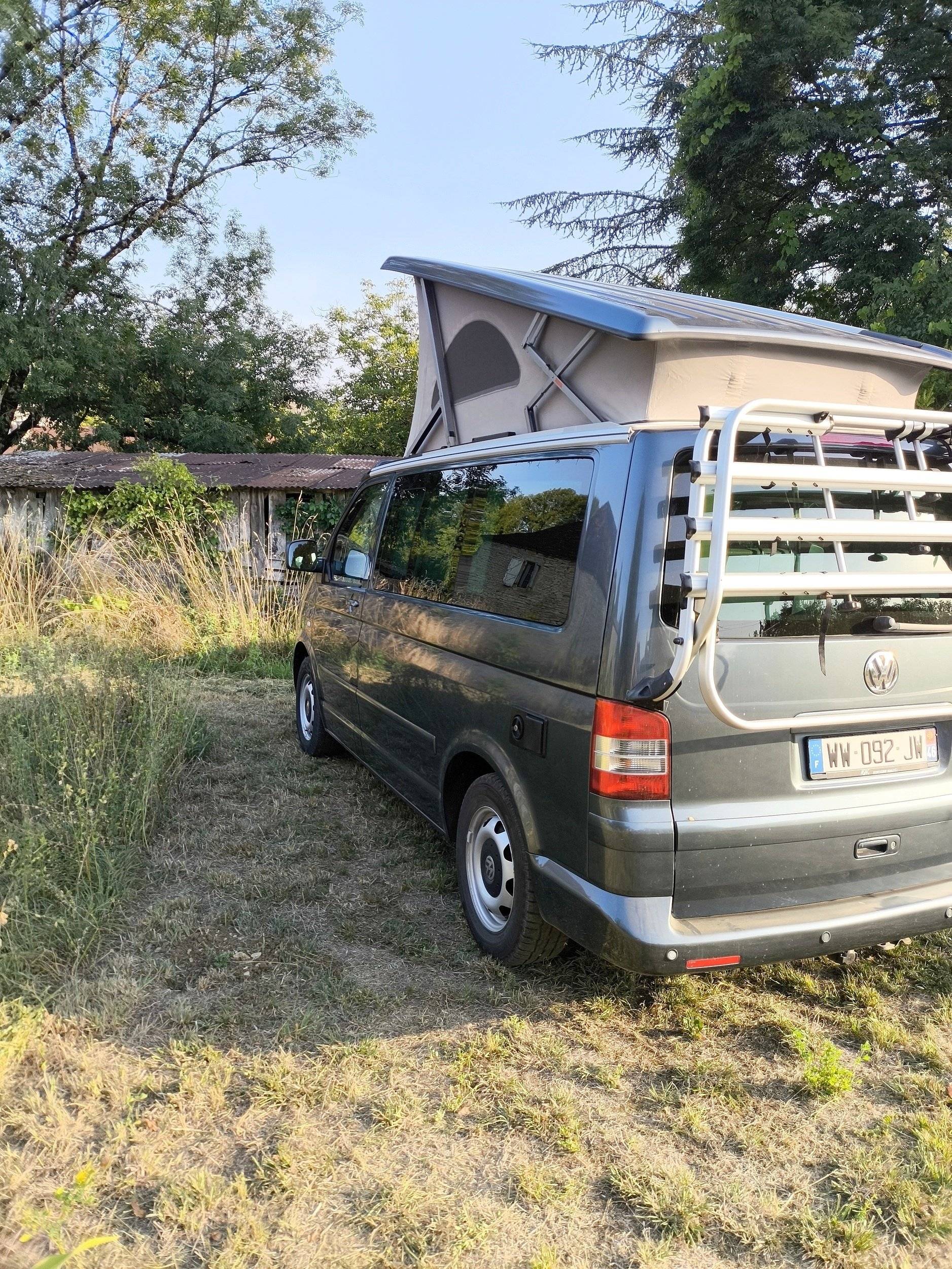 Vista del vehicle angle davanter Volkswagen 2,5 l 130 ch - Yescapa