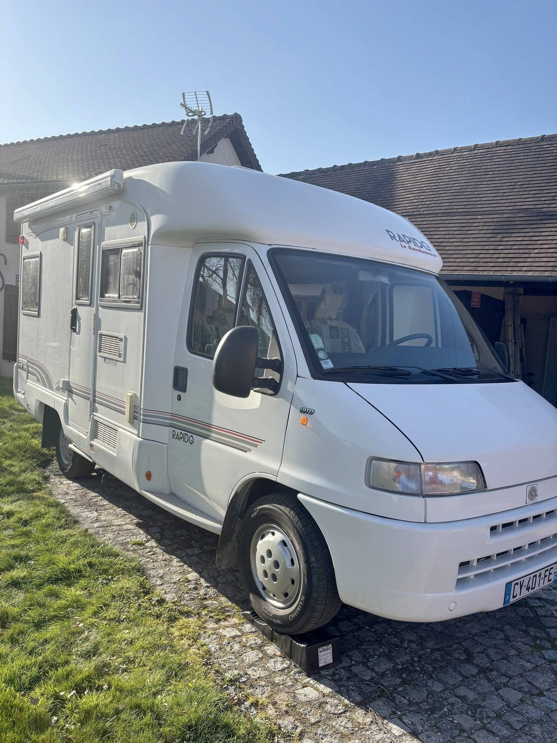 schräge Vorderansicht Fiat - Yescapa