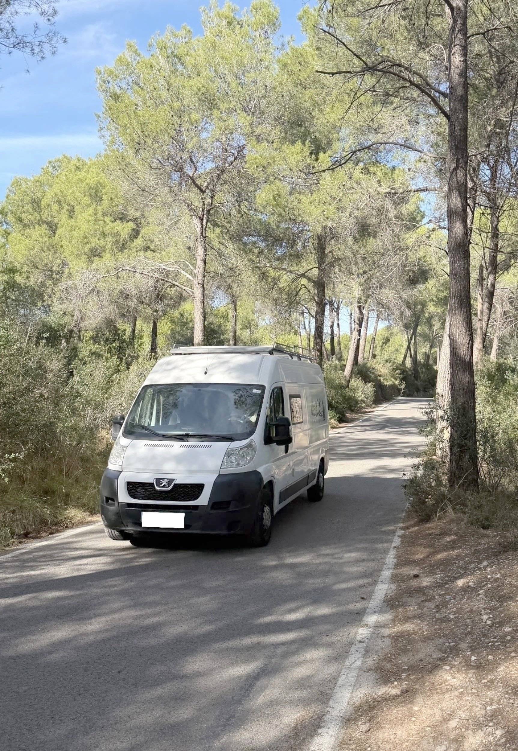 schräge Vorderansicht Peugeot Boxer 2,0 l 130 ch - Yescapa