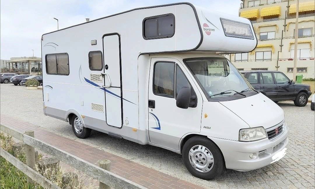 Vista frontale a ¾ Peugeot Boxer 2,8 Hdi, 127ch - Yescapa