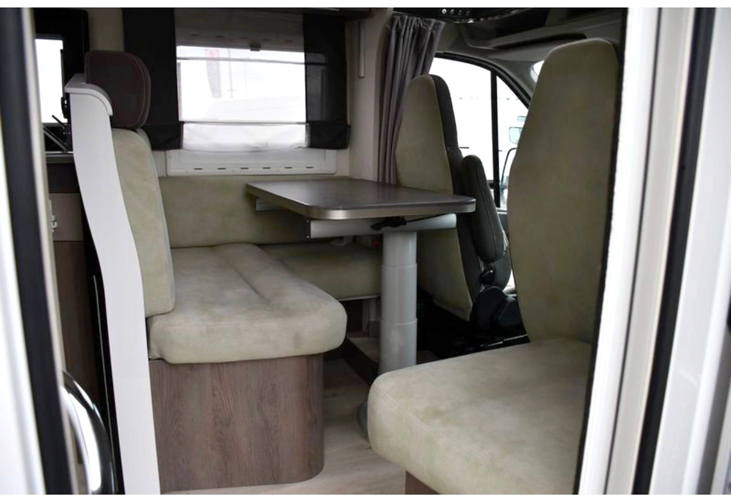 Área de jantar Ford Transit 2,0 l 170 ch - Yescapa