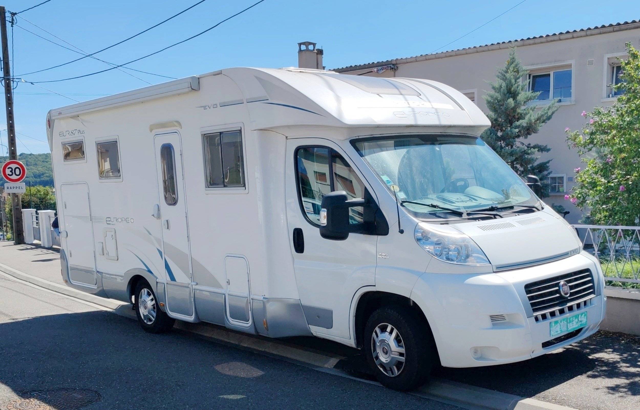 Vue avant de 3/4 Fiat Fiat Ducato Multijet 2.3 130CV - Yescapa
