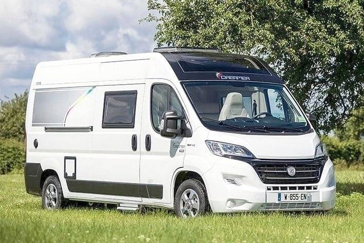 Front view from 3/4 Peugeot Boxer 2.2 Blue HDI 140ch - Yescapa