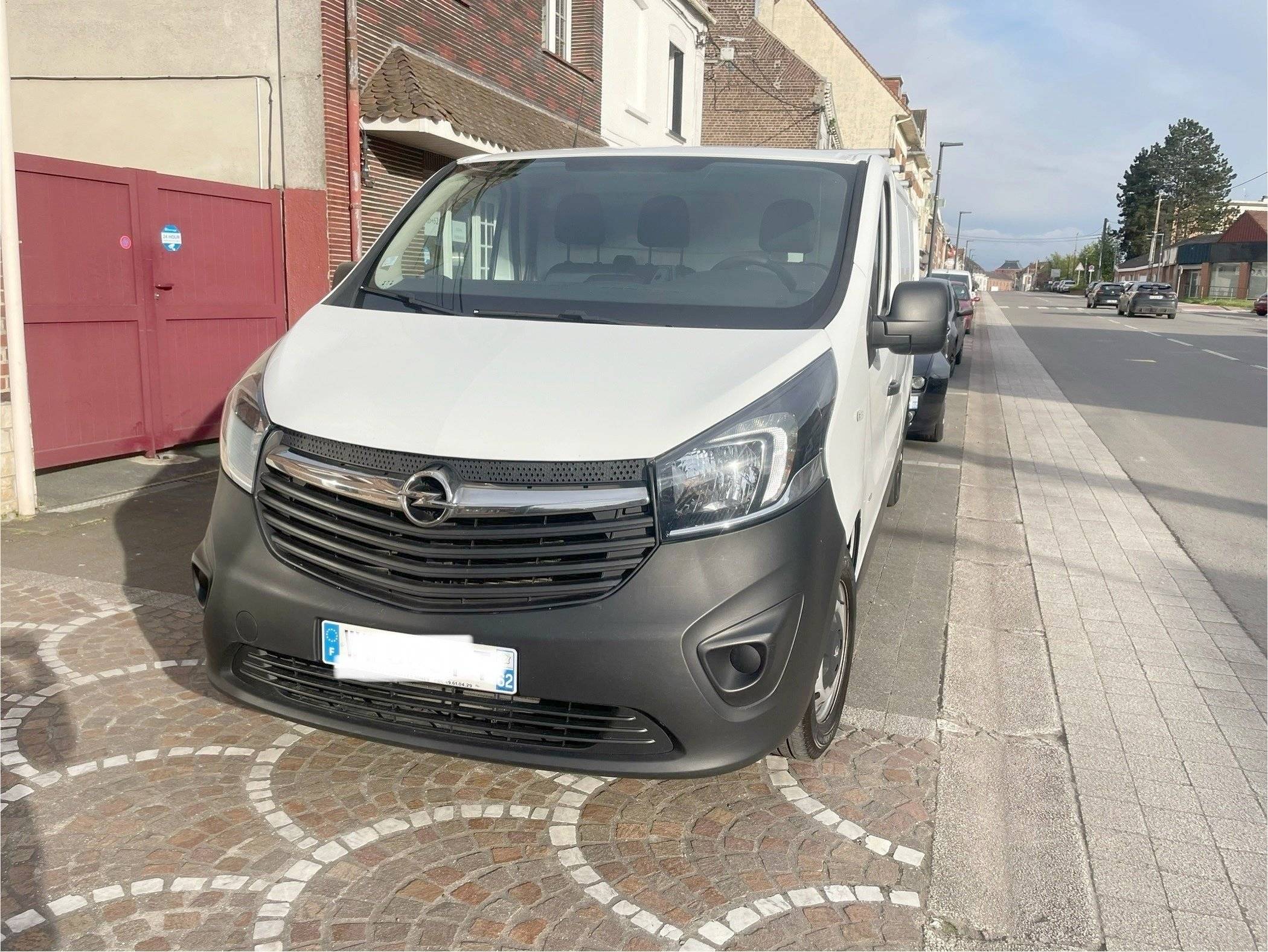 Vue avant de 3/4 Opel Vivaro 1,6 l 120 ch - Yescapa