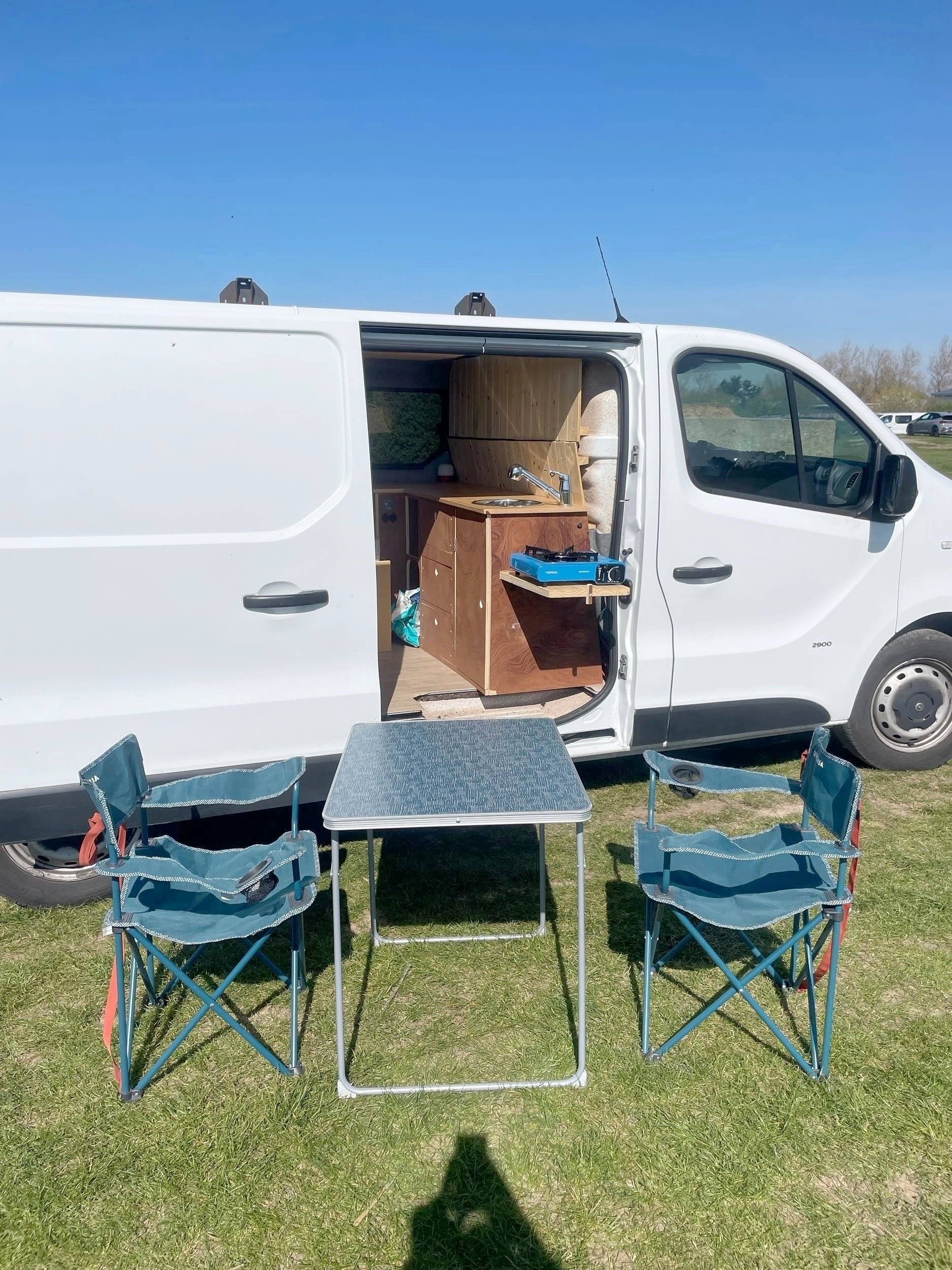 Vue avant de 3/4 Opel Vivaro 1,6 l 120 ch - Yescapa