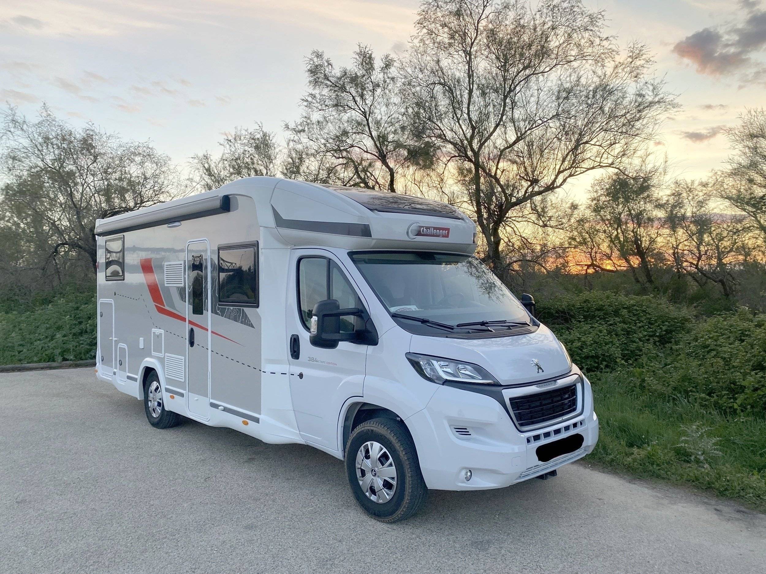 Vue avant de 3/4 Peugeot - Yescapa