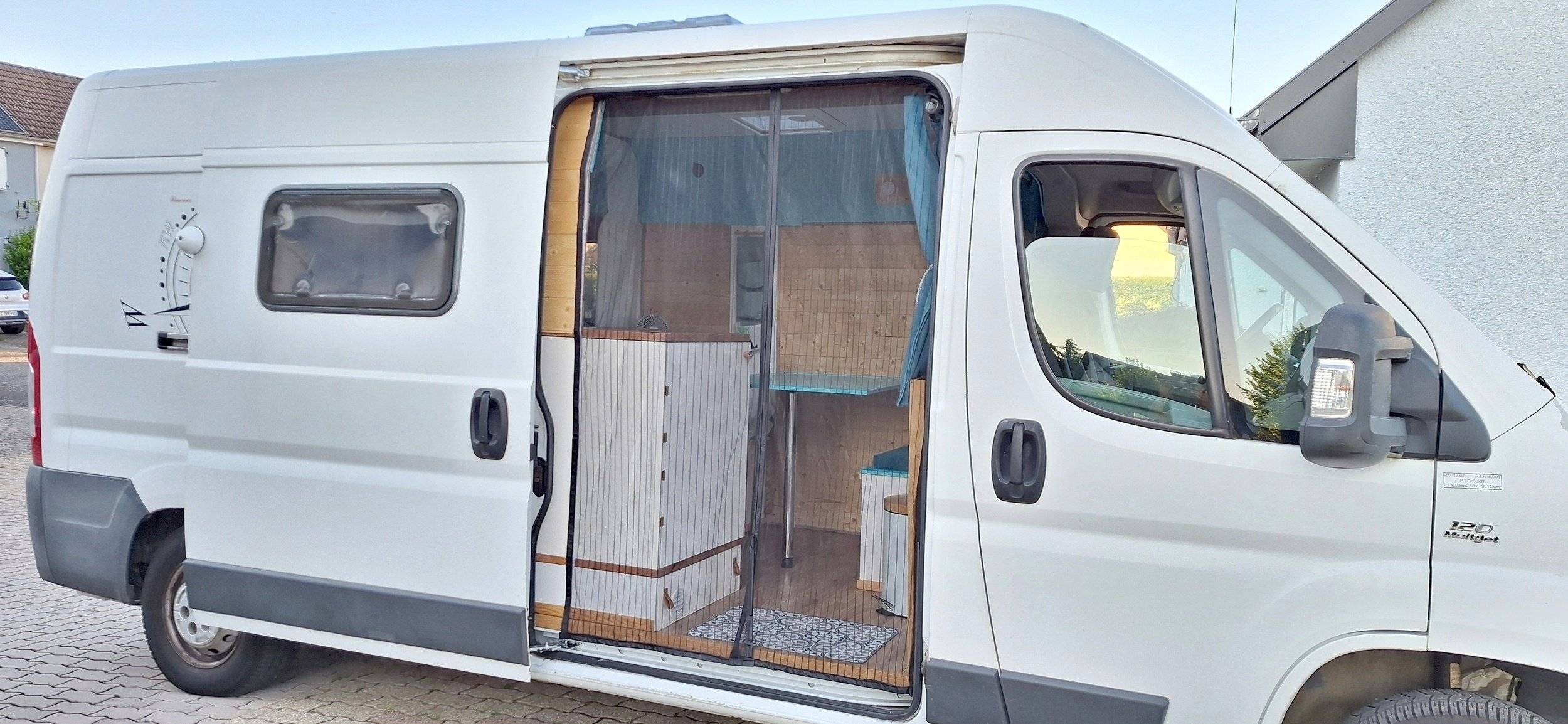 Front view from 3/4 Fiat Ducato 120 Multijet - Yescapa