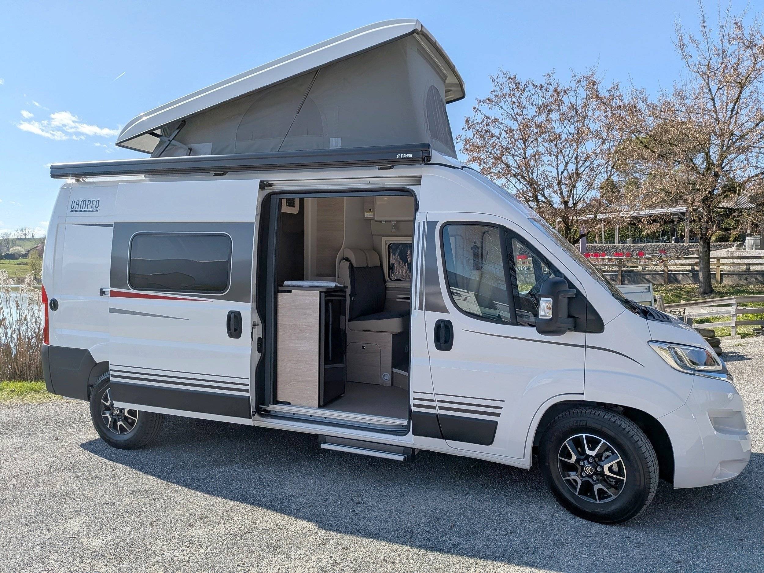 Vue avant de 3/4 Citroën Jumper 2,2 l 150 ch - Yescapa
