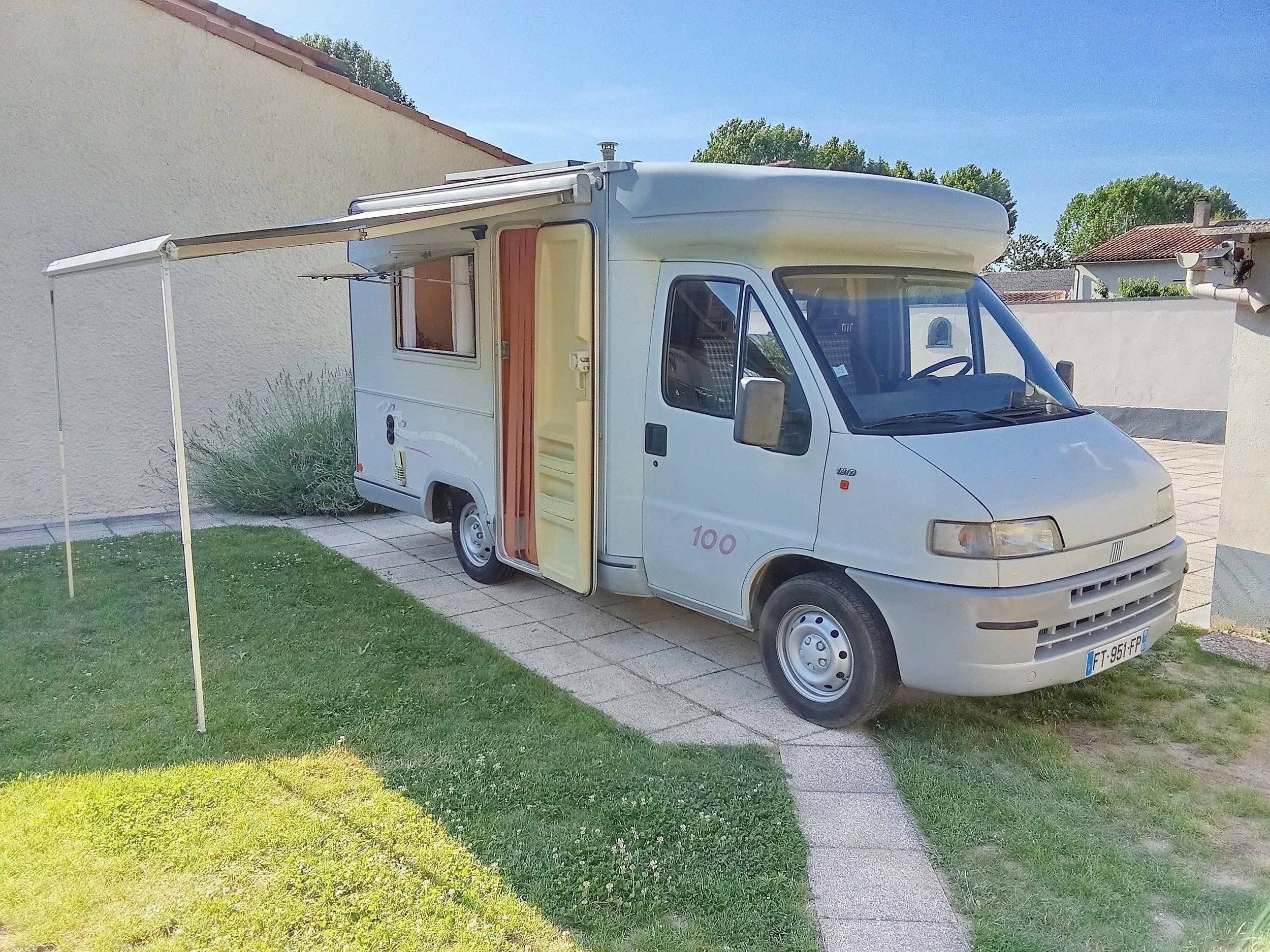 Front view from 3/4 Fiat Ducato 1.9 - Yescapa