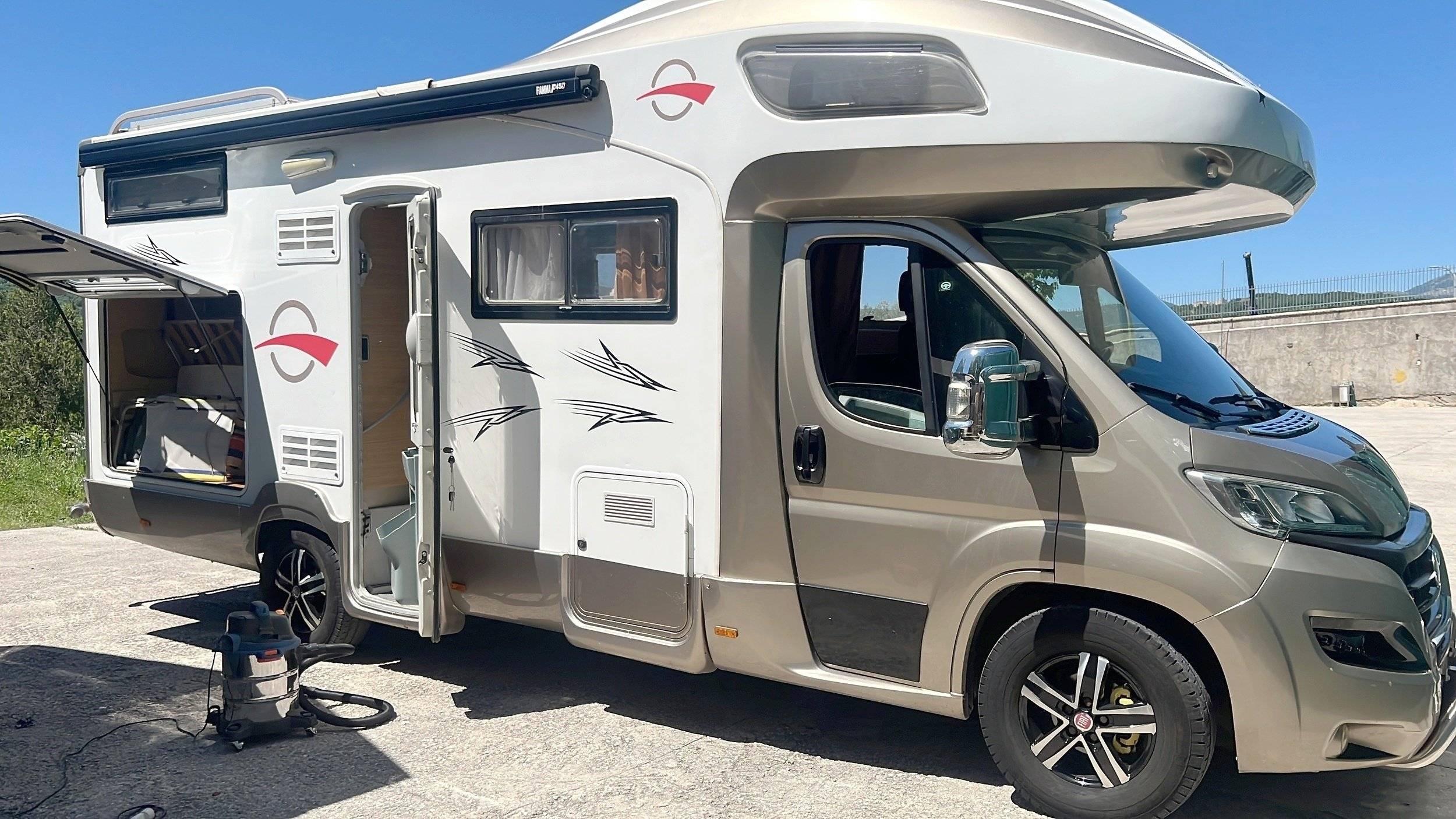 schräge Vorderansicht Fiat Fiat ducato - Yescapa