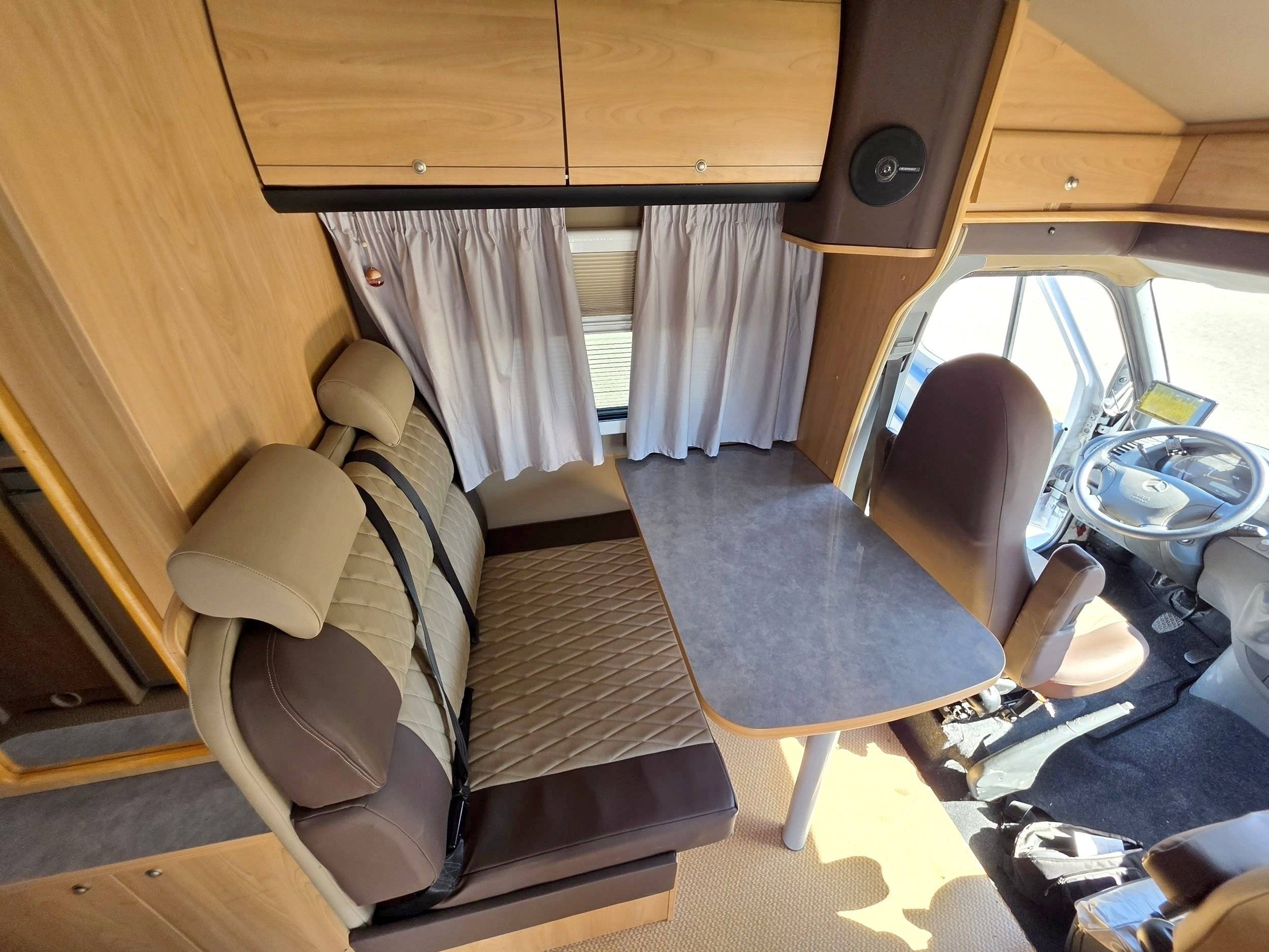 Dining Area Mercedes Sprinter 2,2 l CDI 163 ch. - Yescapa