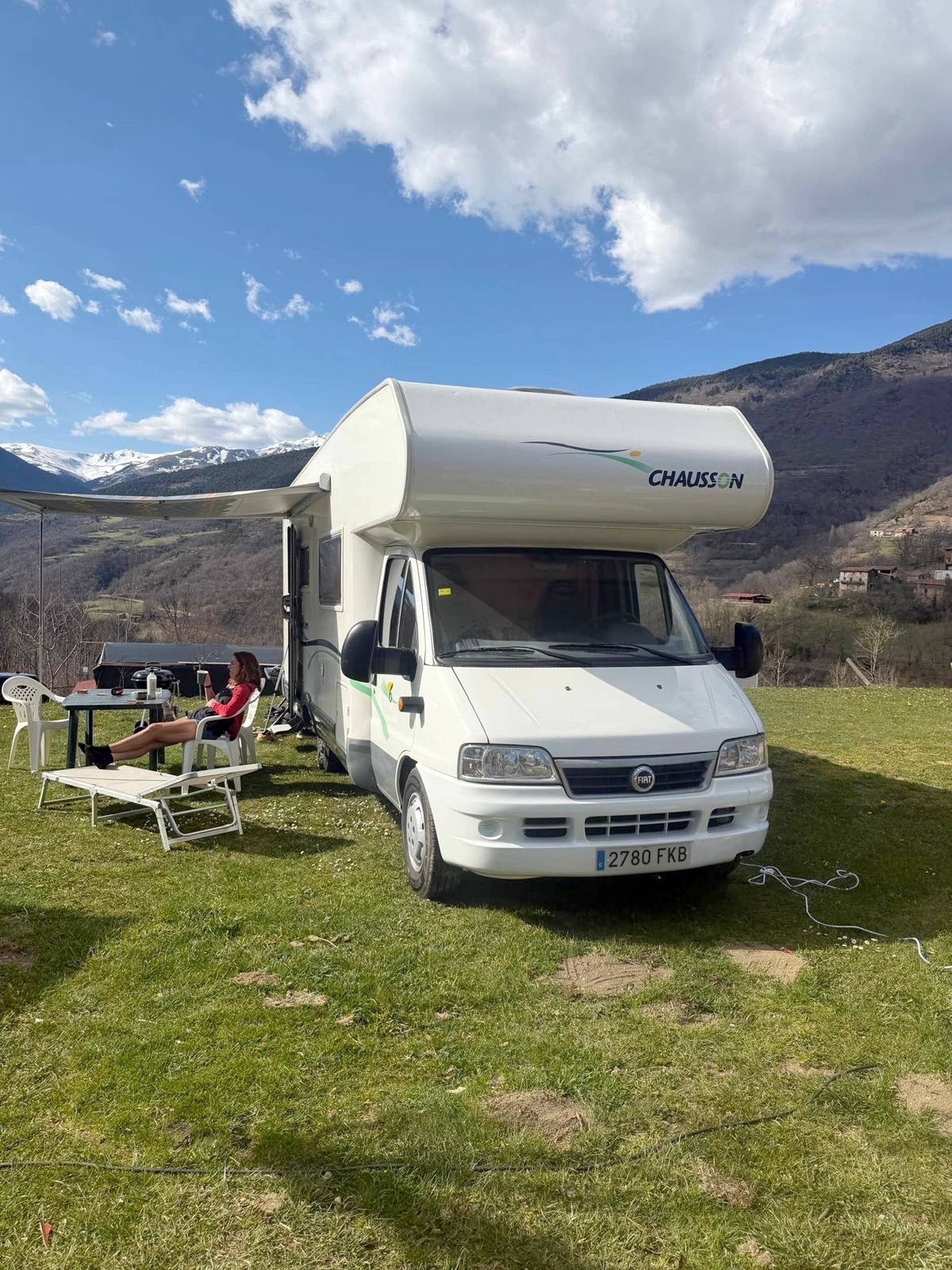Vista frontale a ¾ Fiat Ducato 2.8 JTD - Yescapa