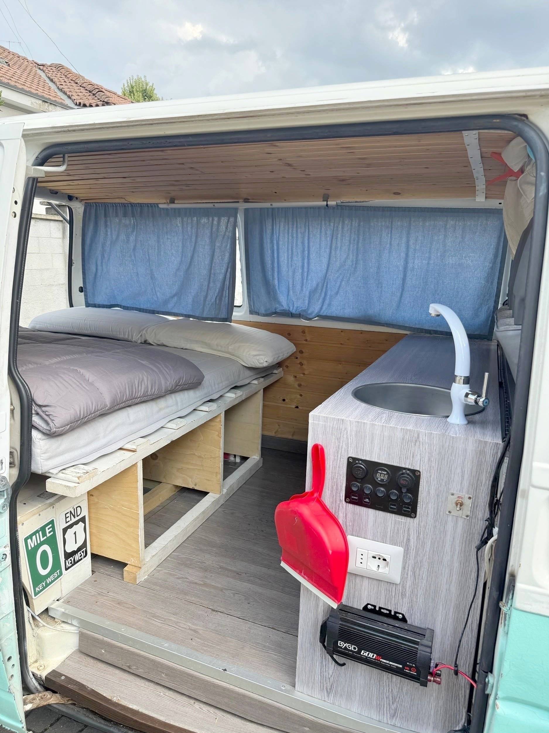 Menjador Volkswagen Transporter T4 2.4D - Yescapa