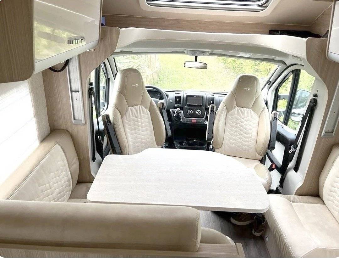 Dining Area Fiat 2,3 l 130 ch. - Yescapa