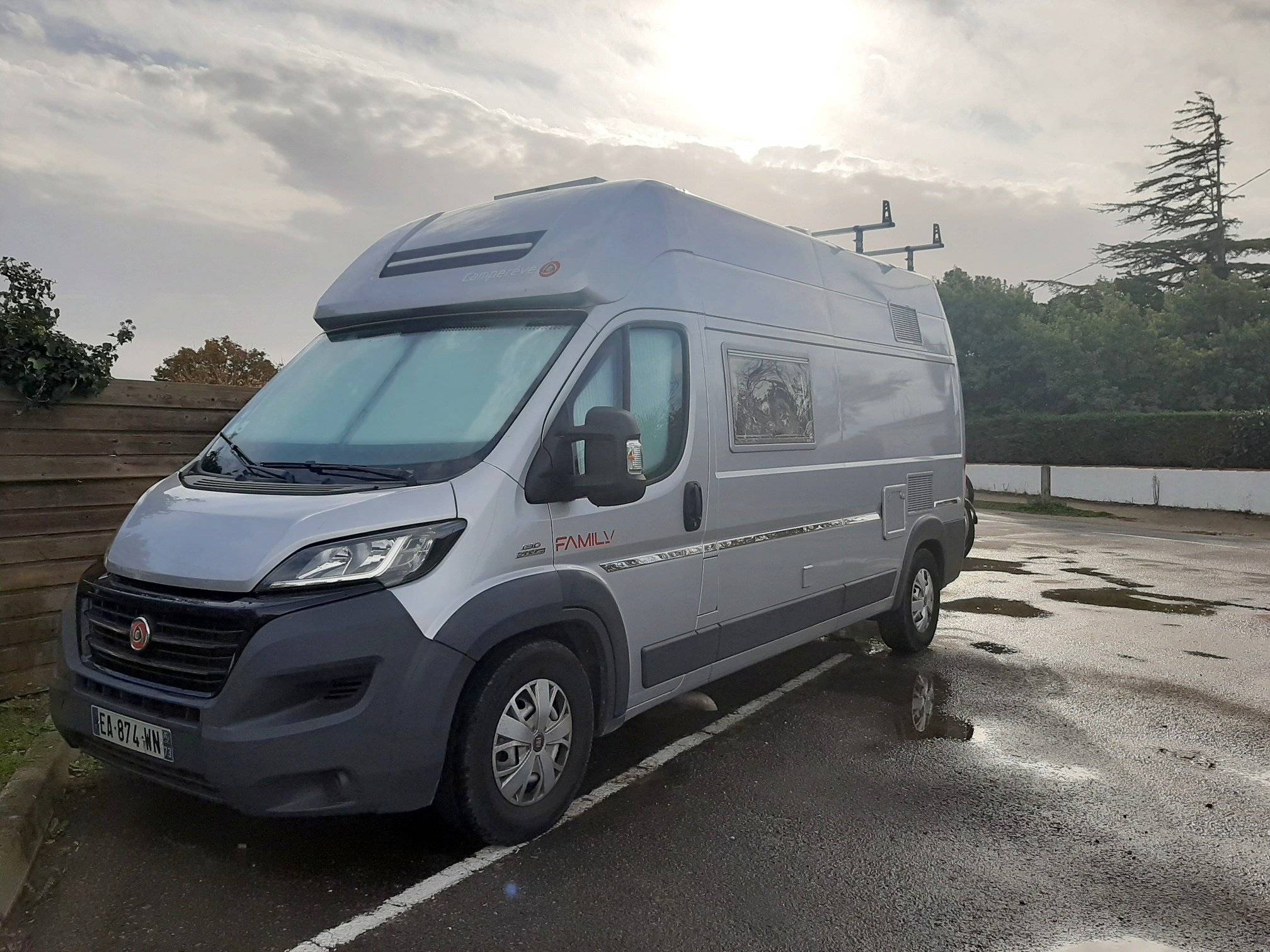 Vista del vehicle angle davanter Fiat Ducato 2,3 130 ch - Yescapa