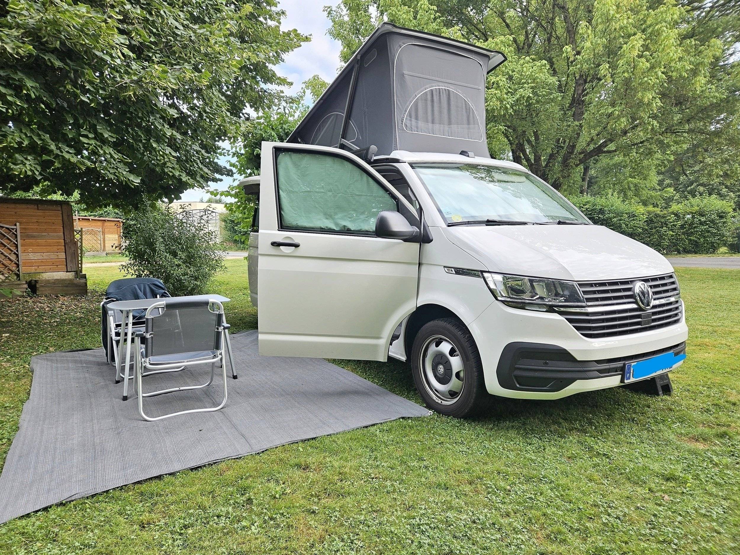 schräge Vorderansicht Volkswagen VOLKSWAGEN CALIFORNIA - Yescapa