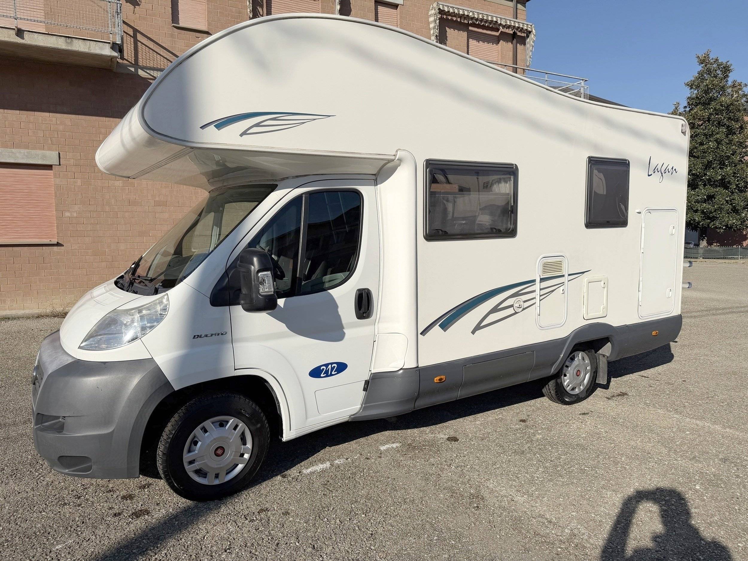 Front view from 3/4 Fiat Fiat Ducato - Yescapa