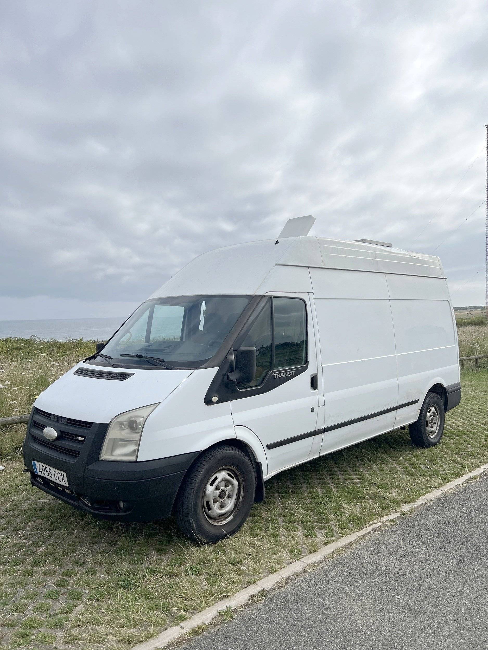 Vue avant de 3/4 Ford Transit - Yescapa