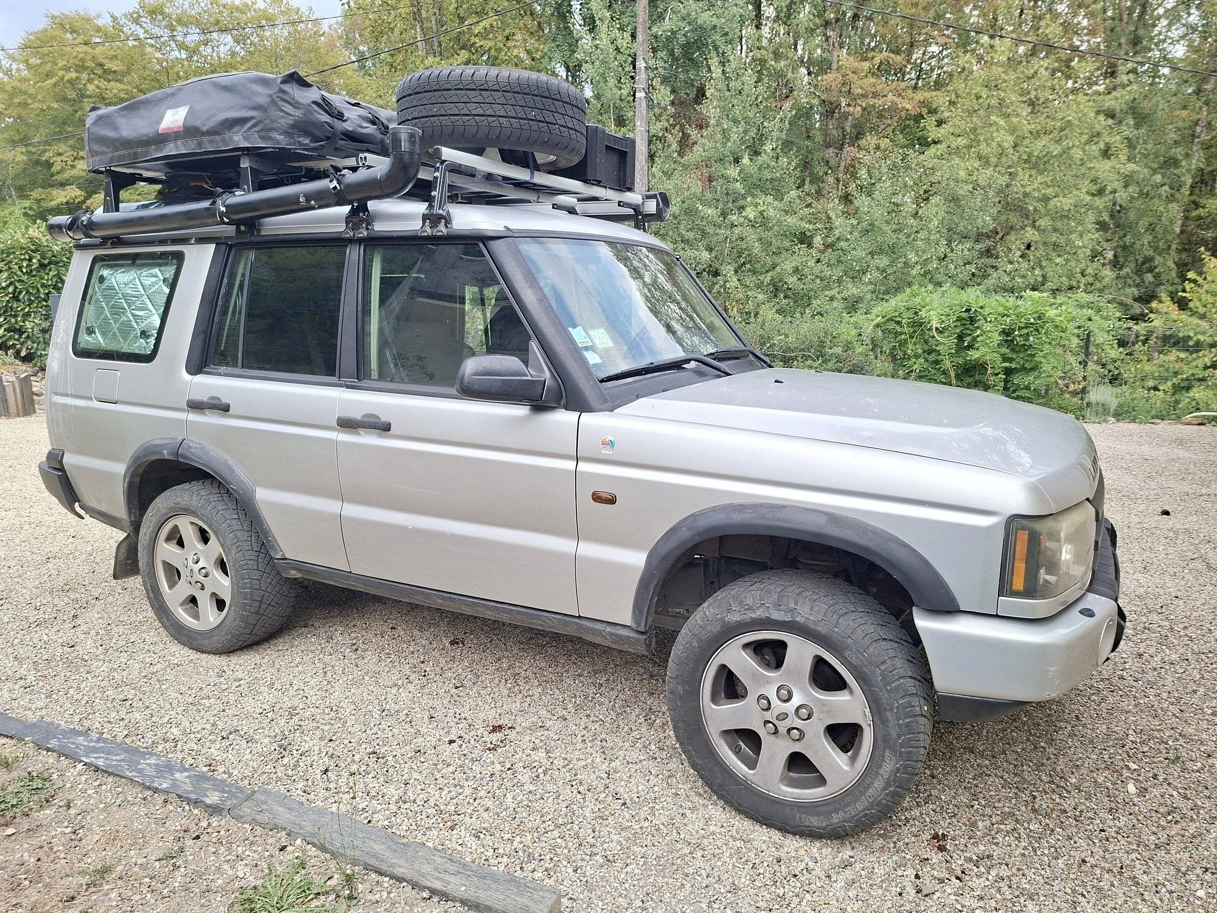 Front view from 3/4 Land Rover Discovery 2 - Yescapa