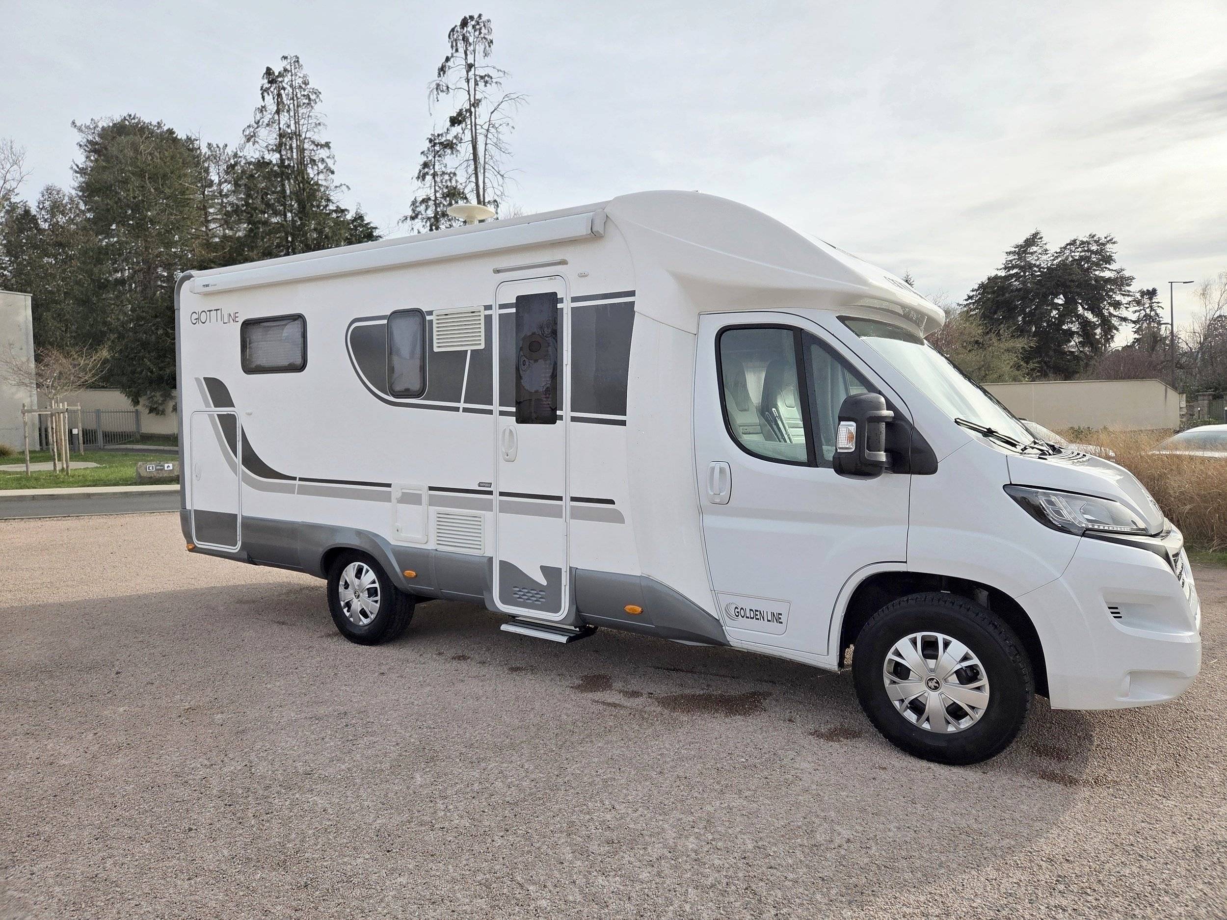 Vue avant de 3/4 Peugeot BOXER 2,2L  140 CH - Yescapa