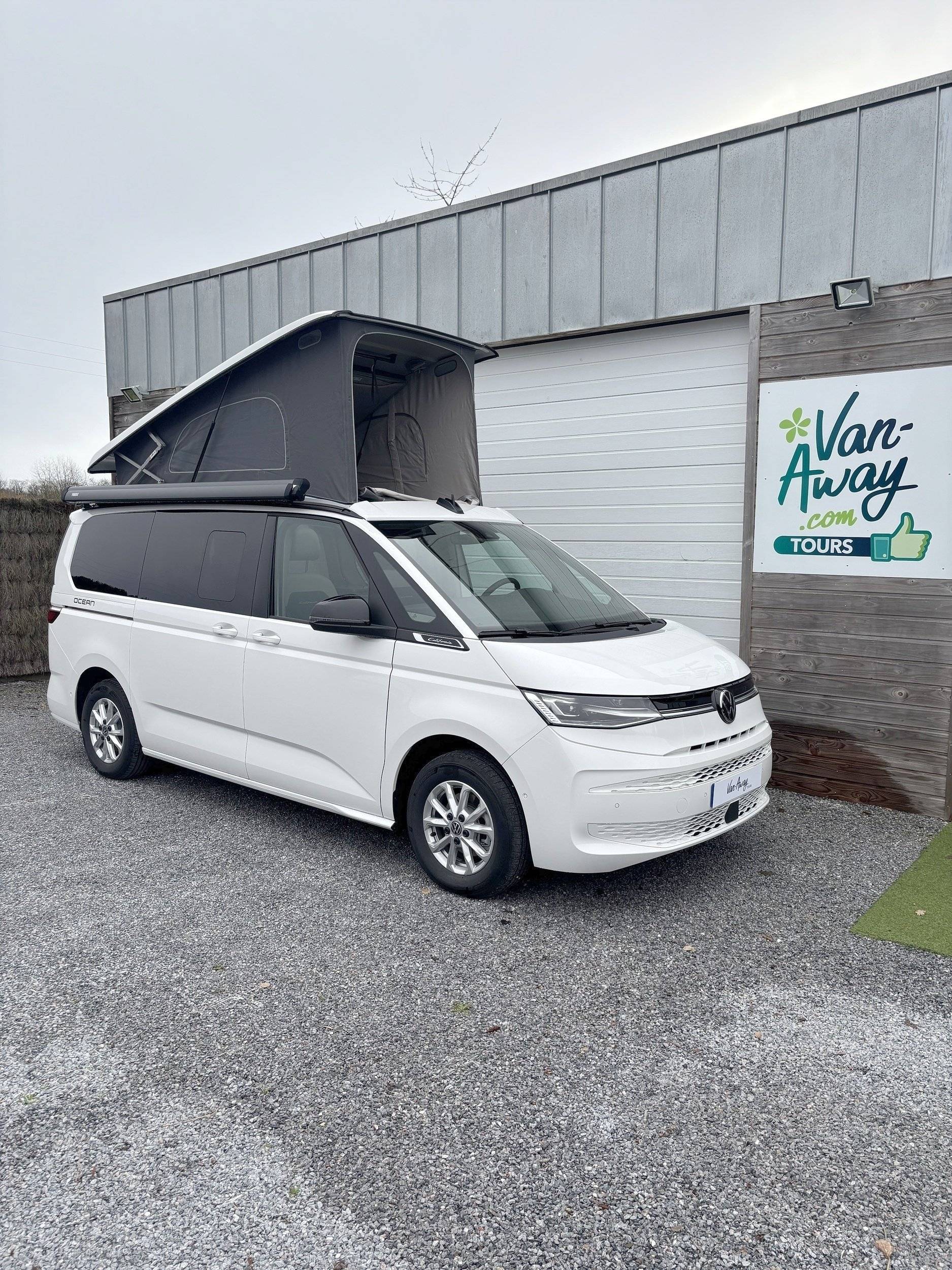 Front view from 3/4 Volkswagen multivan - Yescapa