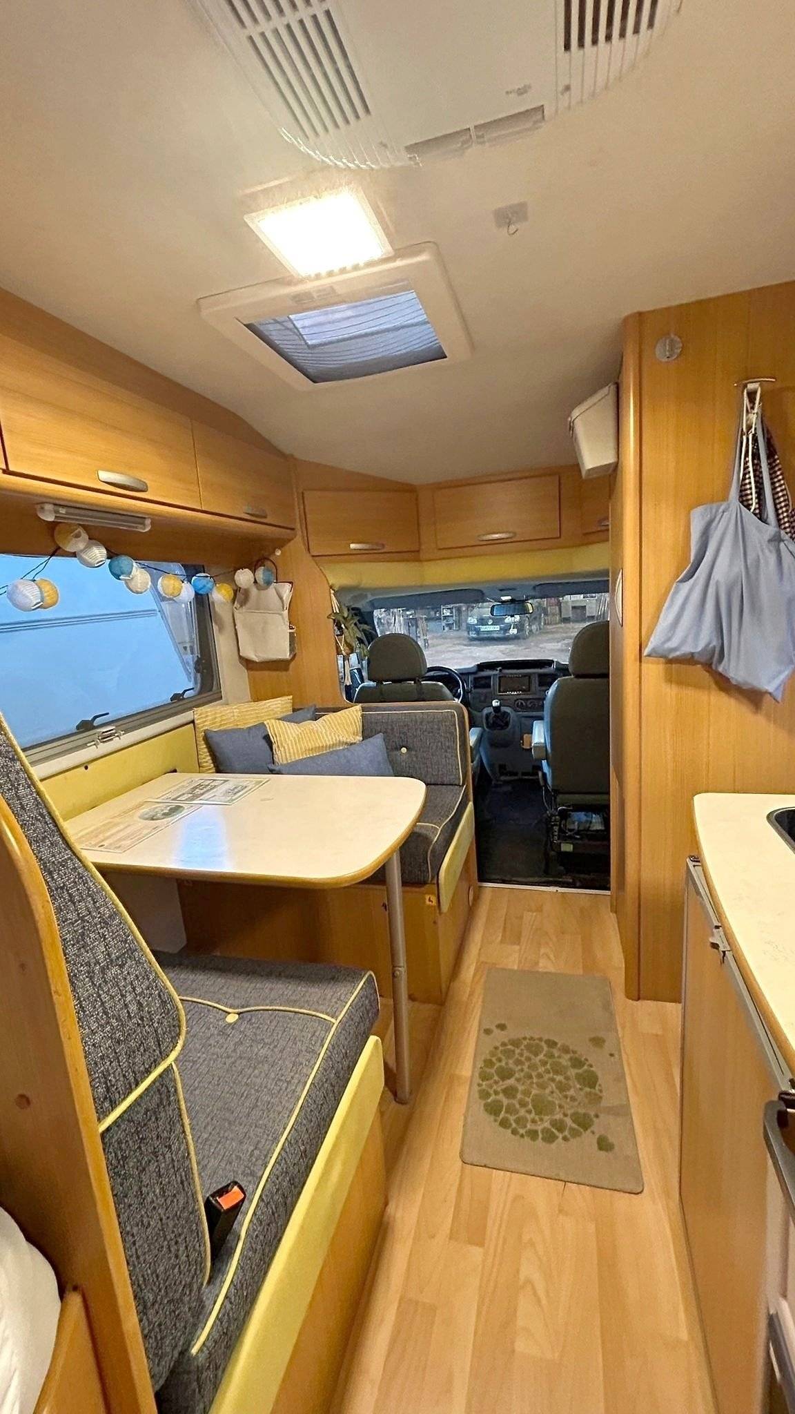 Menjador Ford Transit - Yescapa