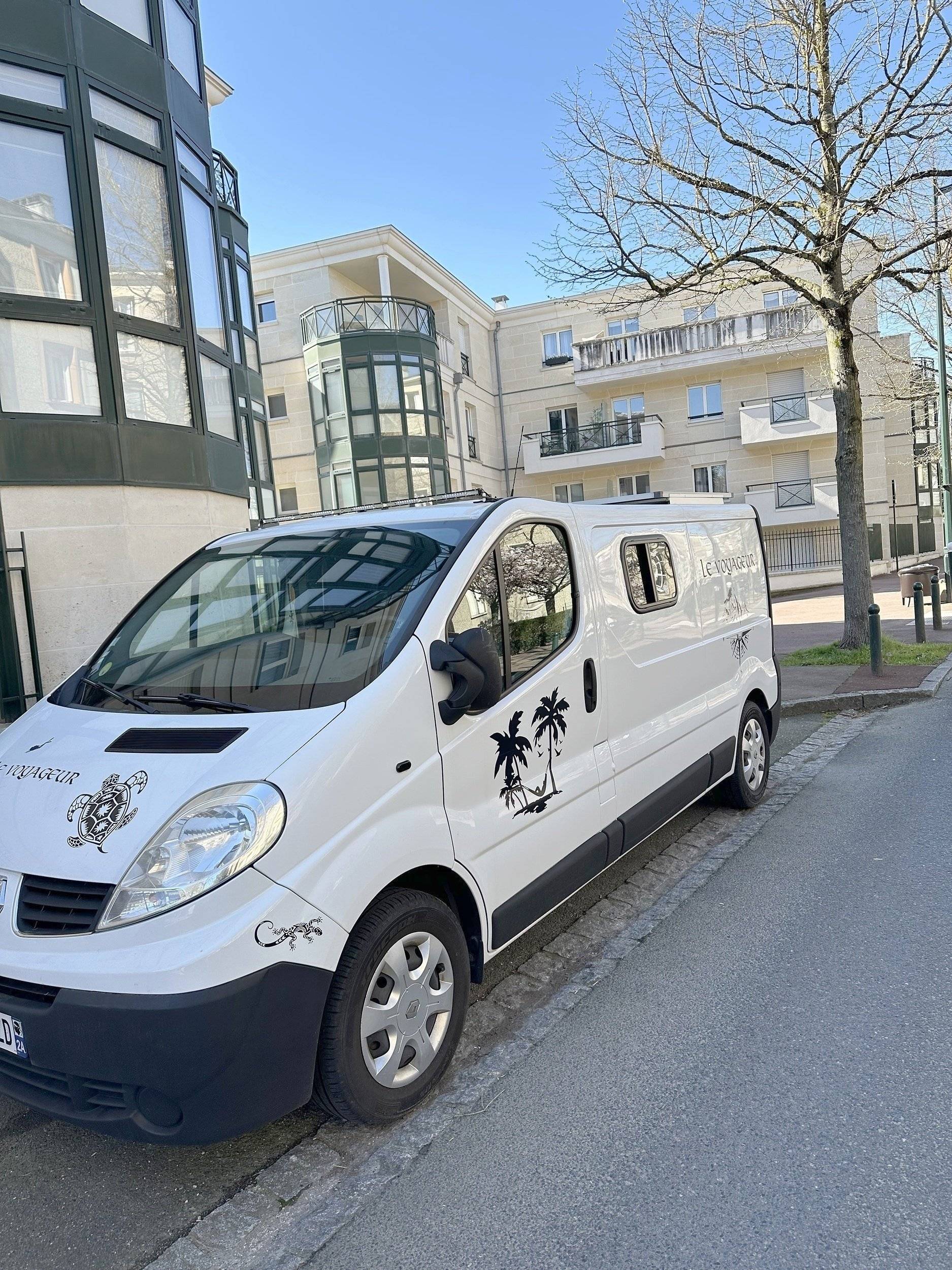 schräge Vorderansicht Renault 2,0 l dCi 115 ch - Yescapa
