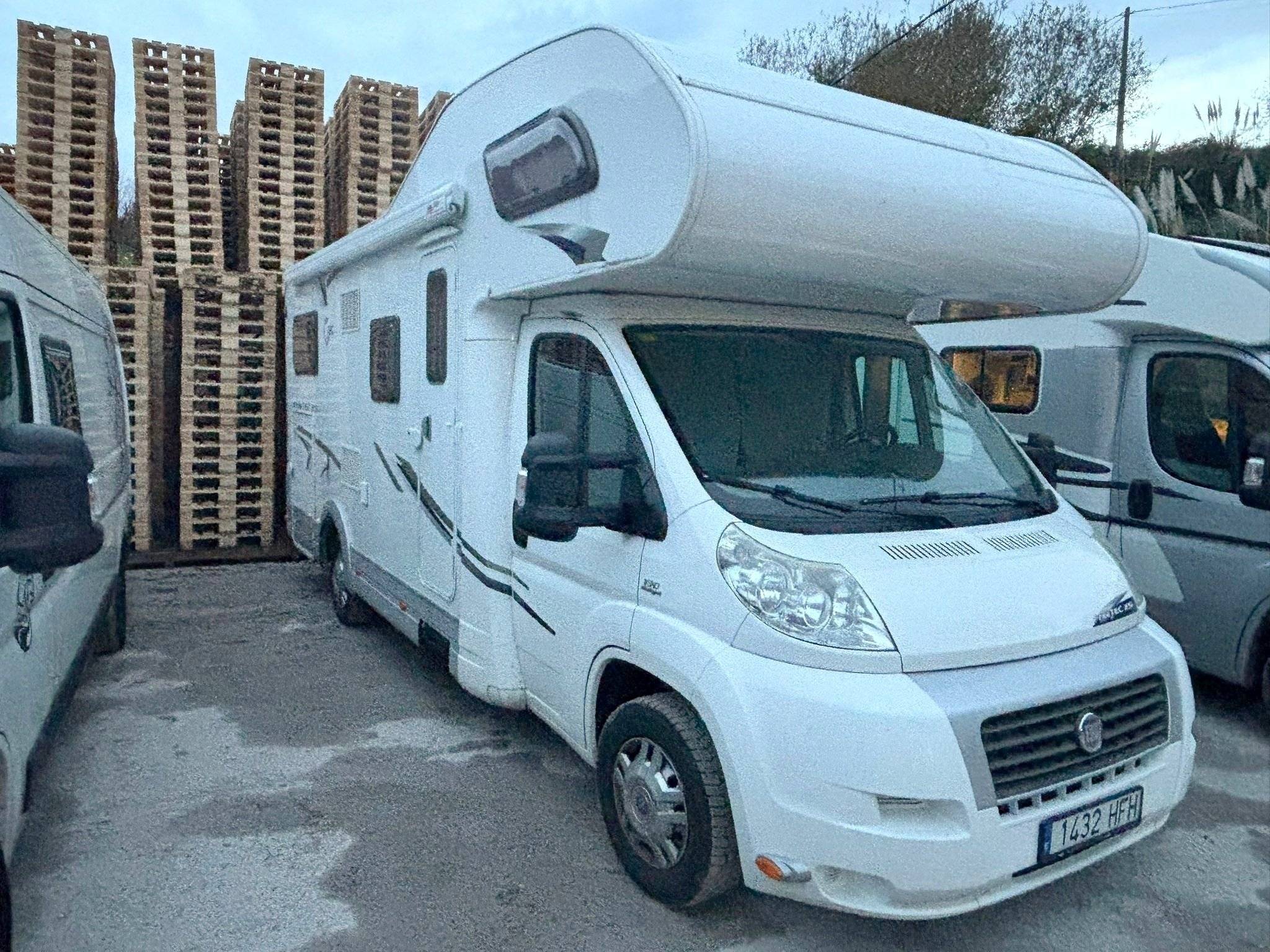 Vista del vehicle angle davanter Fiat Al-Ko 2,3 l Multijet 130 ch. - Yescapa