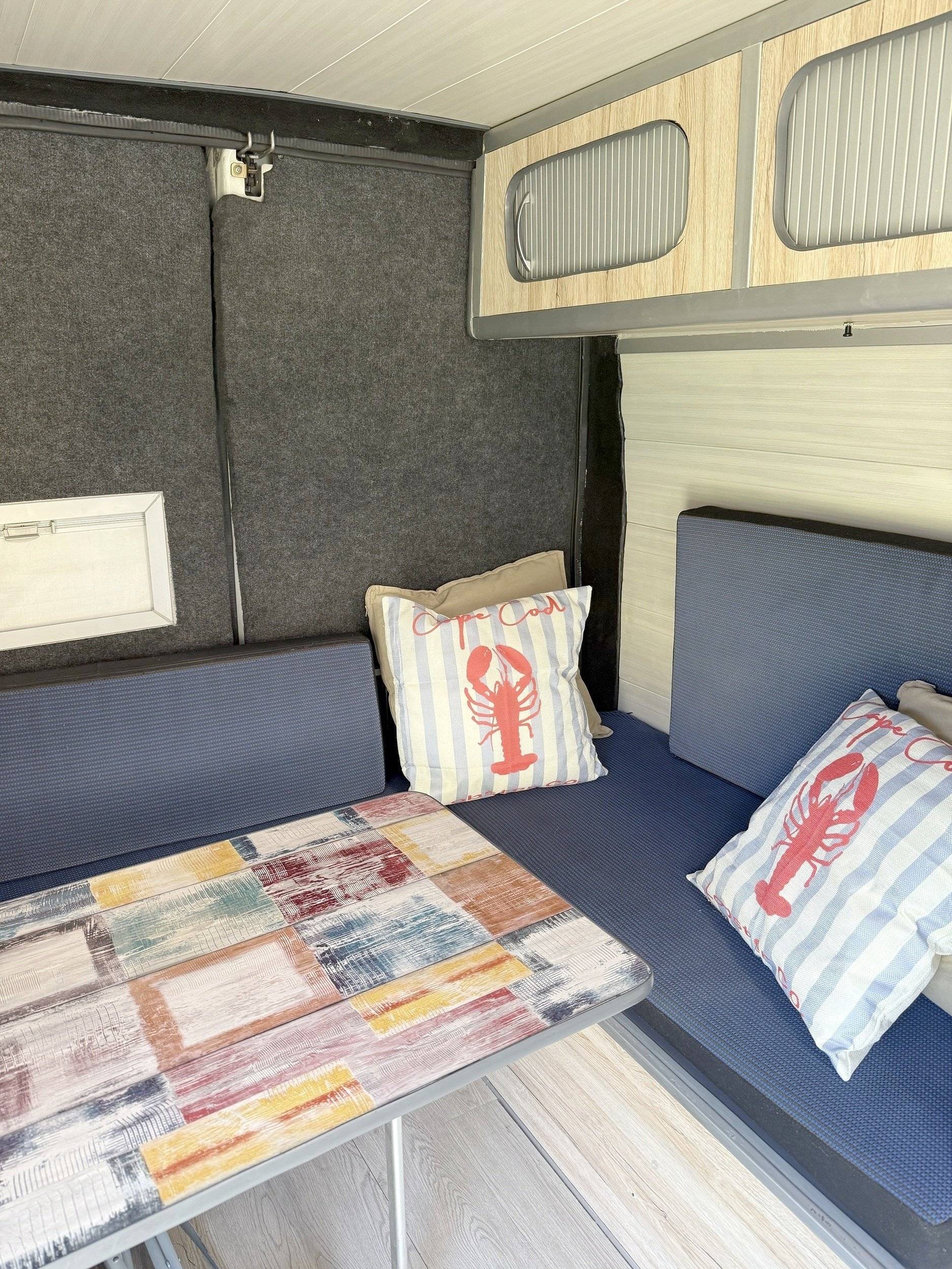 Dining Area Ford Transit 2,0 l 115 ch - Yescapa