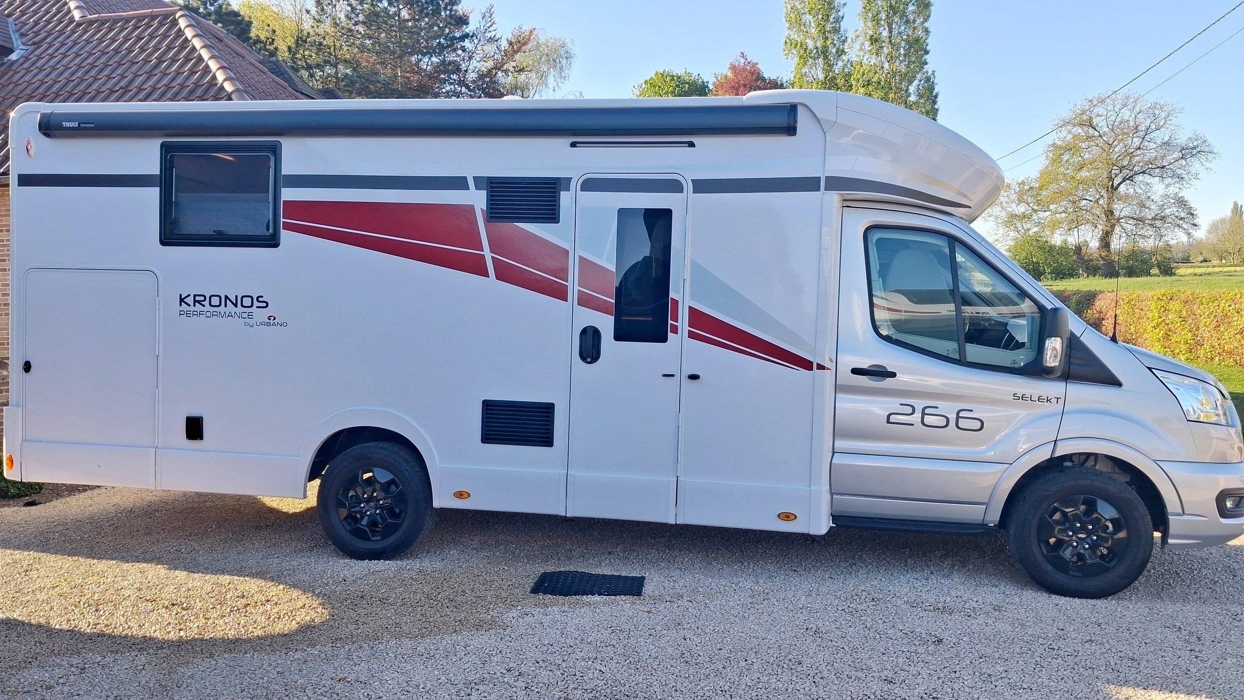 schräge Vorderansicht Ford Transit 2,0 l 170 ch - Yescapa