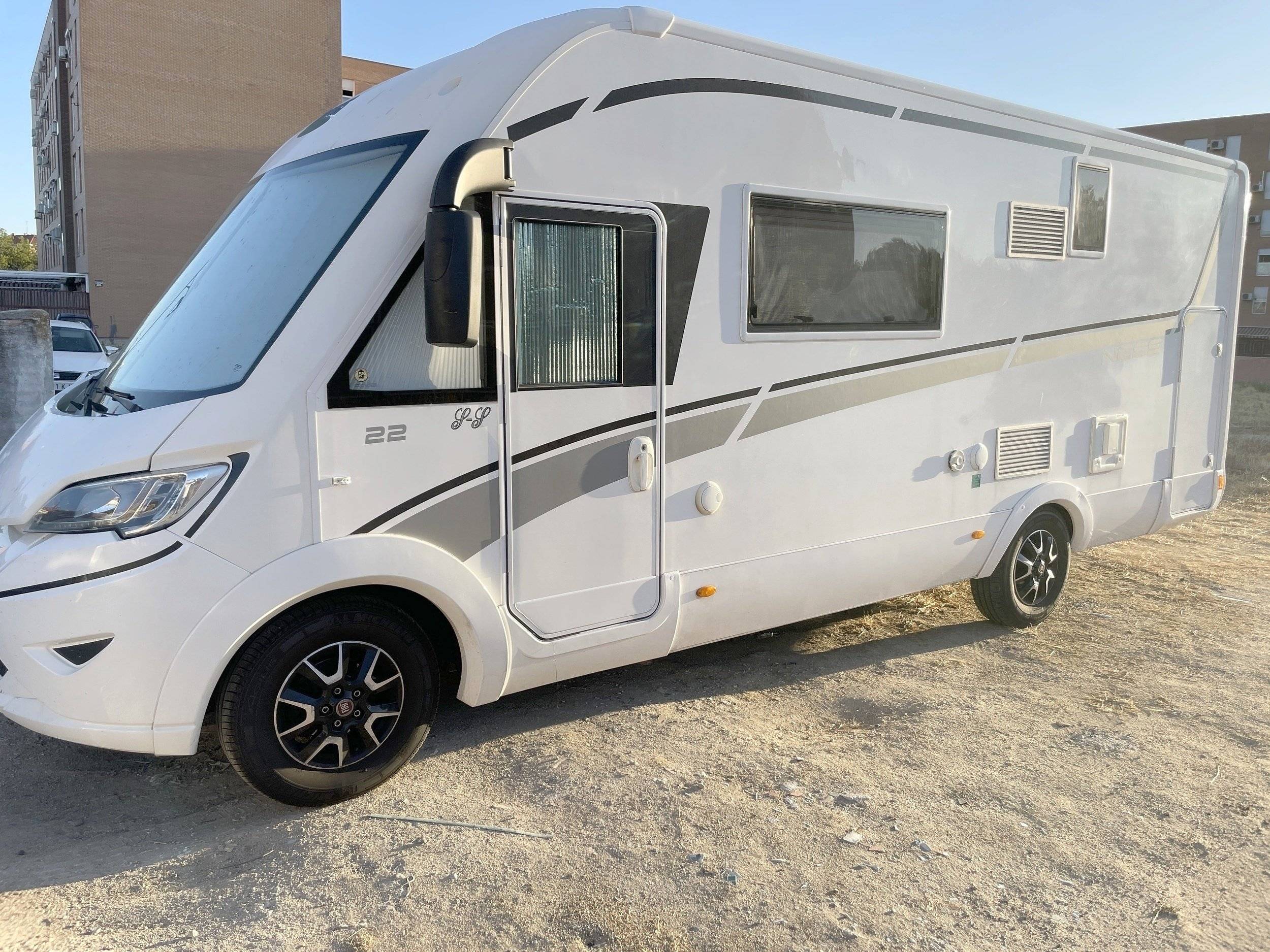 Vista del vehículo ángulo delantero Fiat Ducato 2,3 l 150 ch - Yescapa
