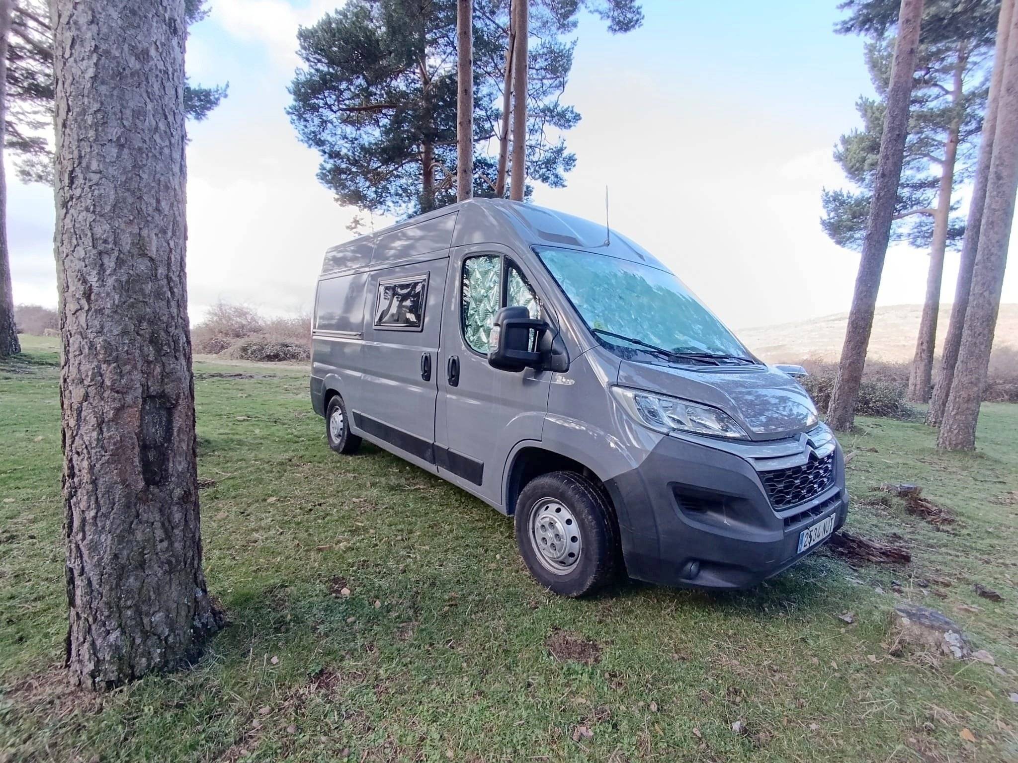 schräge Vorderansicht Citroën Jumper 2,0 l 130 ch - Yescapa