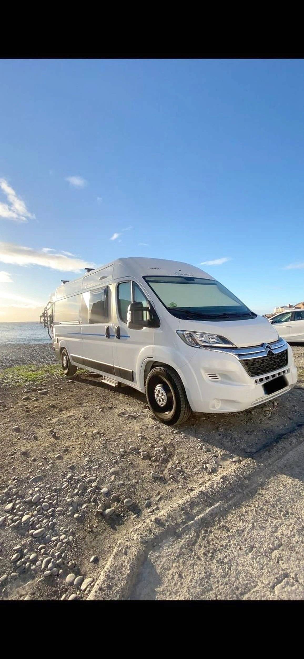 Vista frontale a ¾ Citroën Jumper 2,0 l 130 ch - Yescapa