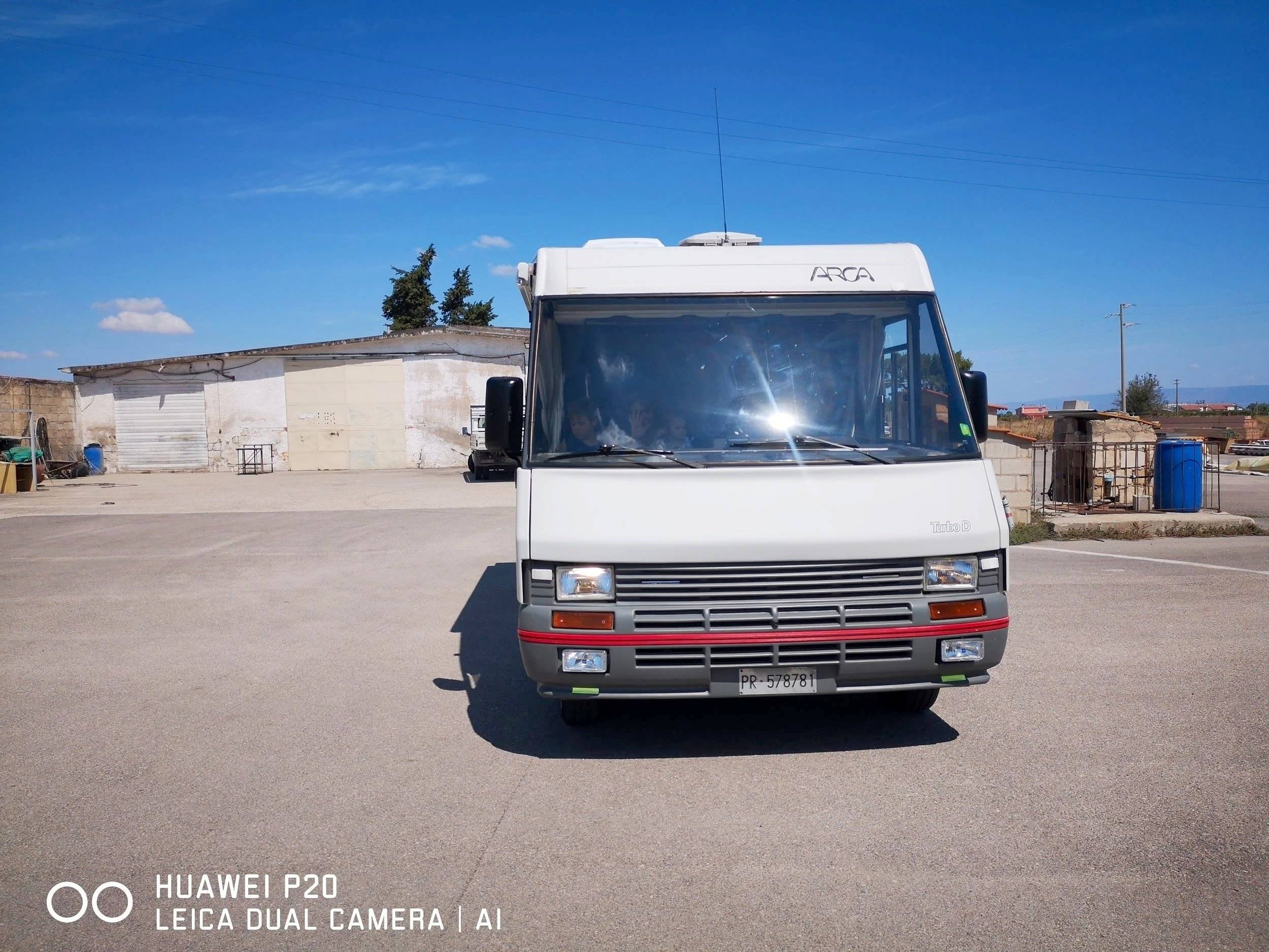 Vue avant de 3/4 Fiat Ducato 2.5 TD - Yescapa