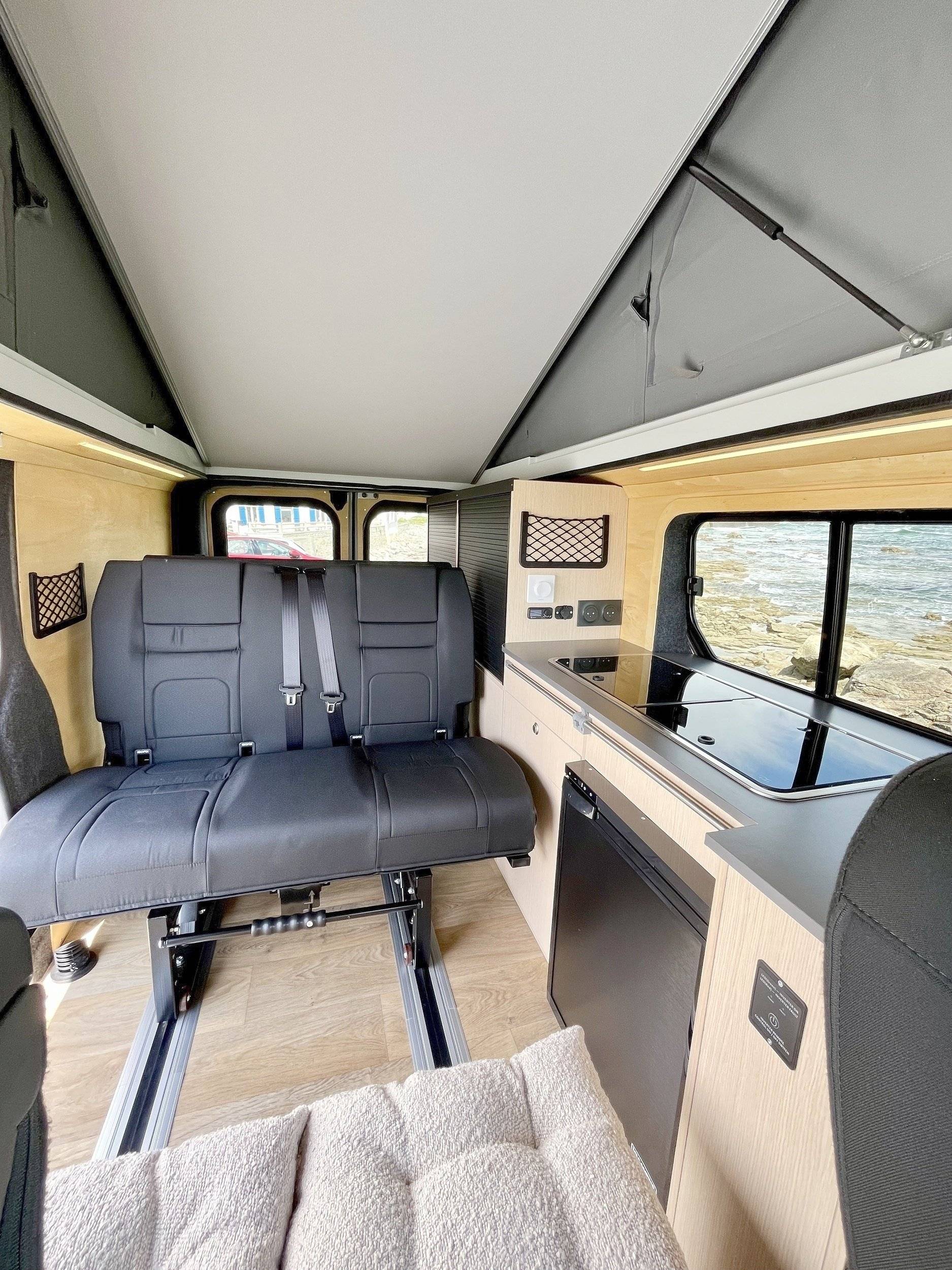 van on the road RENAULT TRUCK TRAFIC III 2.0l 150