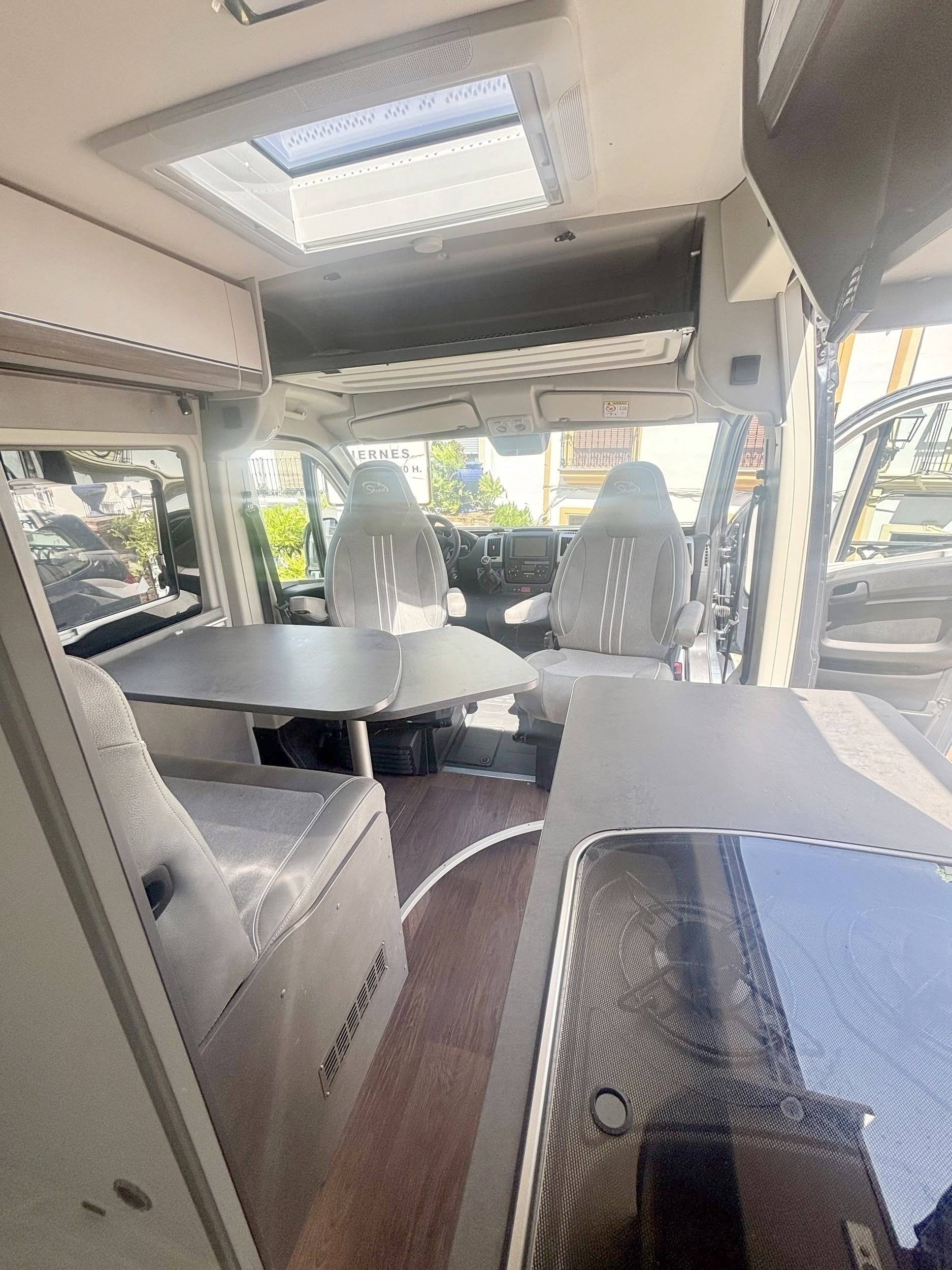Dining Area Citroën 2.2L 140CV - Yescapa