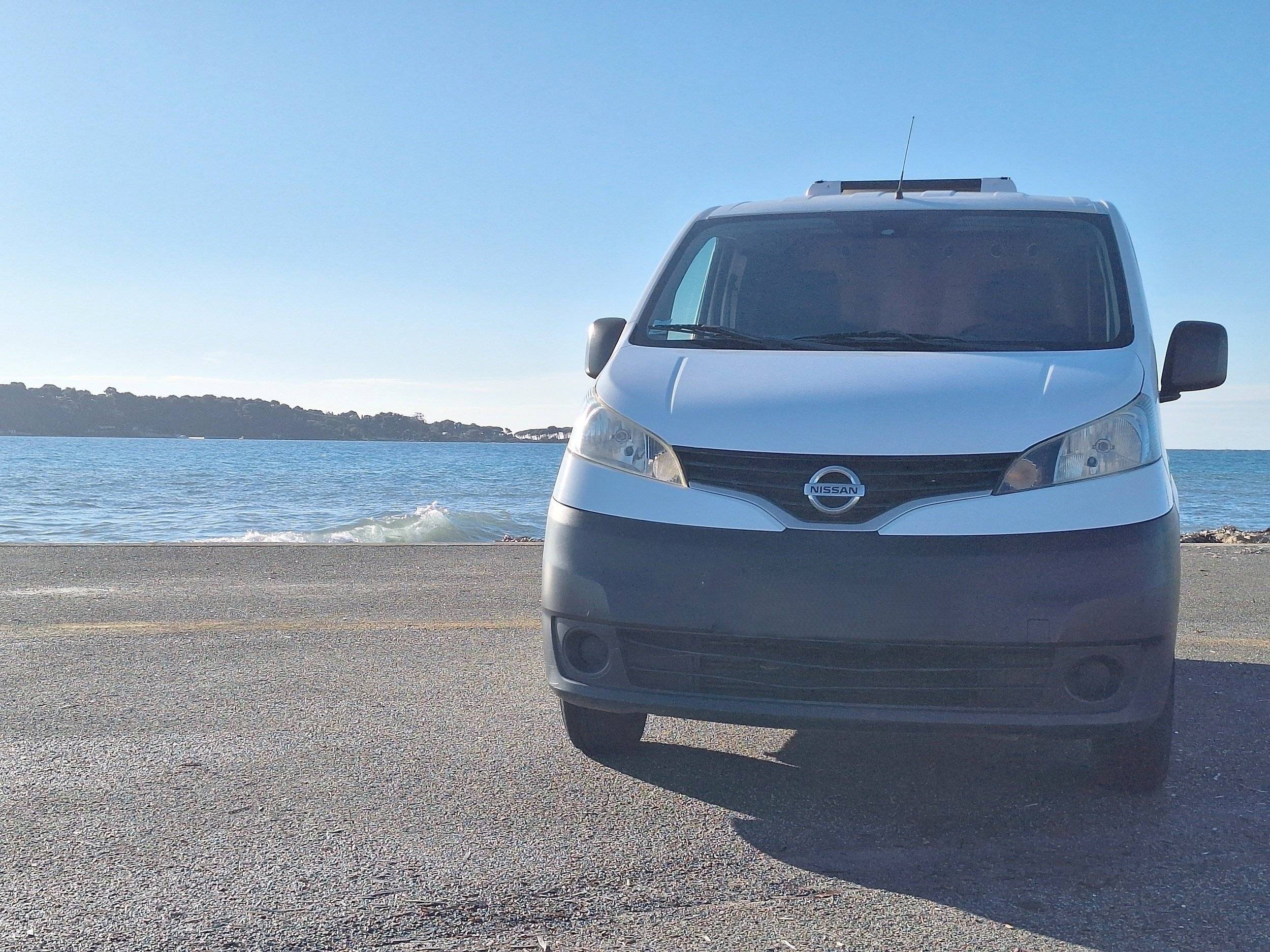Vue avant de 3/4 Nissan NV200 - Yescapa